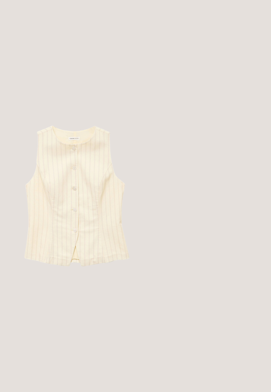 Chaleco sin mangas color crema con finas rayas verticales, escote redondo, cierre frontal con botones y detalles sutiles de costuras.; Jersey sin mangas blanco de punto con un pequeño detalle bordado de plátano centrado debajo del escote.; Pantalones de pierna ancha en beige claro con rayas verticales blancas. Con cintura alta, frente plisado y textura suave.; Sandalia plana beige con tira trenzada tejida y suela acolchada en tono marrón, puntera abierta y tacón bajo.; Gafas de sol de carey marrón con forma cuadrada, lentes gradientes en tonos rosas y patillas elegantes. Presentan un sutil logotipo en el lateral.; Bolso tote tejido beige con ribete y asas de cuero marrón, con el logo de Valentino en la parte superior central delantera.