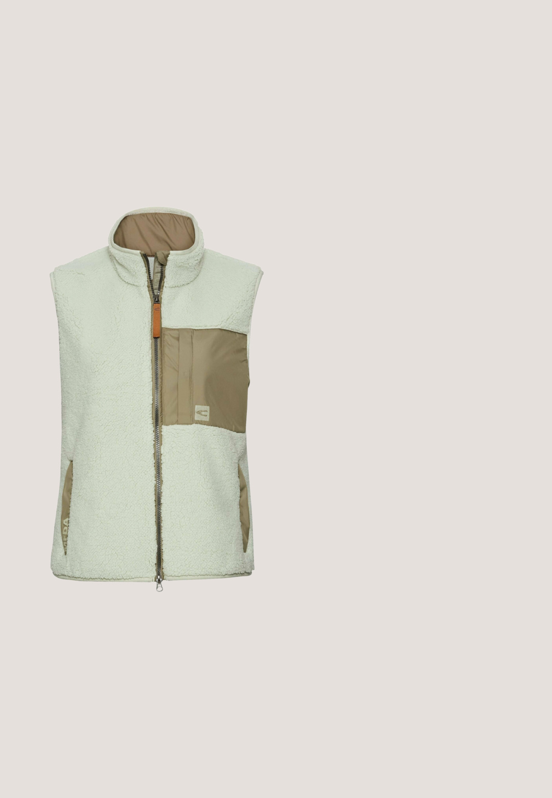 Gilet en polaire vert clair avec un col haut, une fermeture éclair à l'avant et des accents de poches marron. Il possède une texture douce et des poches latérales.; Pull rayé en vert pastel et crème, fabriqué en tissu tricoté. Présente un col rond, une coupe décontractée et des poignets côtelés aux manches.; T-shirt rayé vert et blanc, à manches courtes, col rond, en tissu coton doux, avec des rayures horizontales régulières et une coupe décontractée.; Pantalon ample taille haute couleur crème avec poches avant, passants pour ceinture et fermeture par bouton, présenté sur un fond blanc.; Des baskets avec une tige en cuir blanc, des accents en suède jaune clair et bleu, des détails perforés et une épaisse semelle en caoutchouc blanc.; Sac bandoulière en cuir vert clair avec deux compartiments zippés, une sangle réglable et des accents en métal argenté. Texture lisse et forme arrondie.
