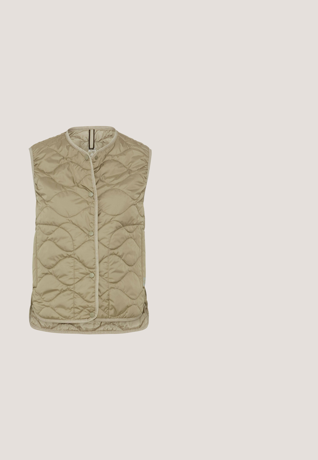 Gilet matelassé beige avec un col arrondi, fermeture à boutons-pression et garniture contrastante. Tissu lisse et léger présentant un motif ondulé.; Pull léger beige à manches longues en tissu doux, avec un col rond et une texture côtelée. Design simple, sans embellissements.; Chemise beige à manches longues avec des rayures blanches horizontales et un col rond, présentée sur fond blanc.; Pantalon droit à taille élastique beige en tissu texturé, avec ourlets pliés et sans poches visibles ni fermetures.; Baskets beiges présentant un mélange de matériaux en suède et en maille, avec une semelle en caoutchouc et des accents texturés sur le côté latéral.; Lunettes de soleil rondes marron avec des verres à dégradé rose et une finition brillante sur fond blanc.