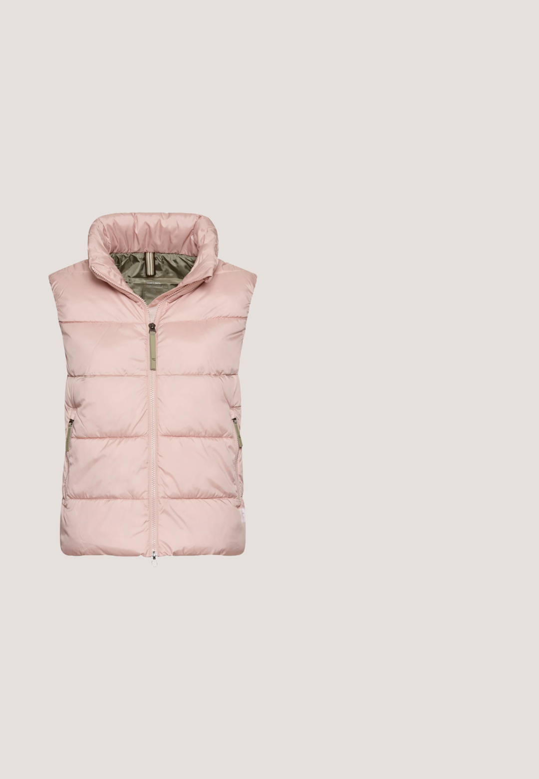 Lichtroze mouwloze puffer vest met een hoge kraag, ritssluiting aan de voorkant en zijzakken. Gladde textuur met gestikte horizontale panelen.; Lichtroze trui met lange mouwen en ronde hals, met geribbelde manchetten en zoom, voorzien van een klein bruin logo-patchje nabij de zoom.; Wit shirt met lange mouwen en lichtroze horizontale strepen en een ronde hals, weergegeven op een effen witte achtergrond.; Lichtblauwe, wijde jeans gemaakt van denim. Voorzien van een standaard tailleband, voorzakken en een ritssluiting met knoopsluiting.; Roze en crème sportschoenen met een leren en suède bovenwerk, ronde neus, vetersluiting en geperforeerde accenten aan de zijkanten. Platte rubberen zool.; Kleine rechthoekige roze leren crossbodytas met een verstelbare schouderriem in beige en roze strepen, op een beige achtergrond.