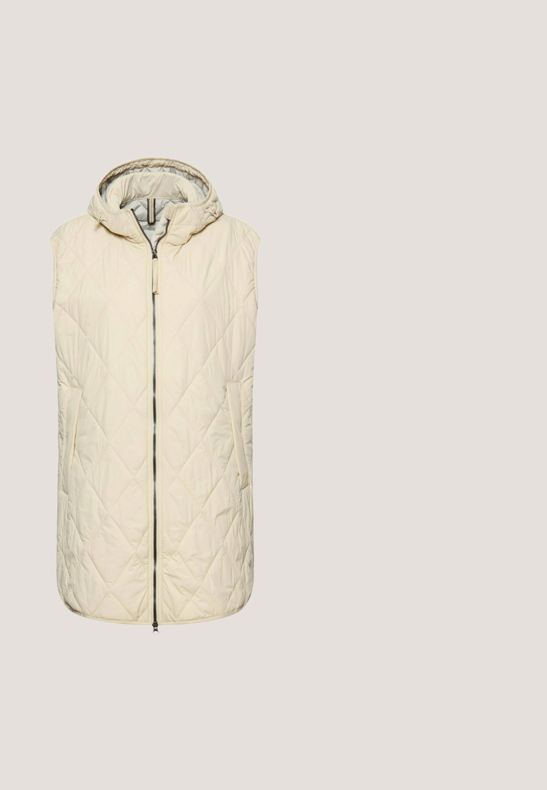 Beige doorgestikte mouwloze bodywarmer met capuchon, voorzien van een rits aan de voorkant, twee zijzakken en een gladde textuur. Duidelijk zichtbaar is het diamantenpatroon.; Crème-kleurige hoodie gemaakt van zachte, gestructureerde stof. Voorzien van een trekkoordkap en geribbelde manchetten. Eenvoudig ontwerp met subtiele logo-details.; Lichtbeige langemouwen top met een hoge halslijn, knoopaccenten op de schouder en een relaxte pasvorm. Soepele stof en eenvoudig ontwerp.; Beige gebreide broek met elastische tailleband en voorzakken met lappen, taps toelopende pijpen en een textuurrijke stofafwerking.; Beige Chelsea boots met een glad leren bovenwerk en elastische zijpanelen. Dikke, robuuste rubberen zool met een kenmerkend profiel en een aantrekstrip.; Beige leren handtas met dubbele handvatten, afneembare crèmekleurige schouderriem en een ronde muntenportemonnee aan de voorkant bevestigd.