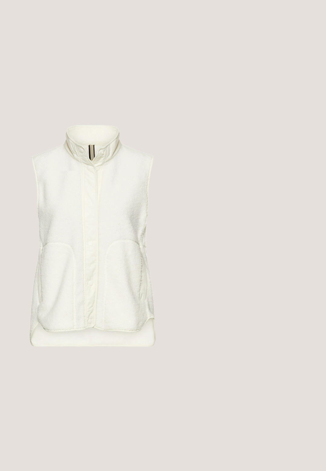Witte mouwloze fleecevest met hoge kraag, drukknoopsluiting aan de voorkant en twee voorzakken.; Lichtblauwe hoodie gemaakt van zachte stof, voorzien van een capuchon met trekkoord, geribbelde manchetten en zoom, met een eenvoudig ontwerp zonder patronen.; Wit T-shirt met korte mouwen met een kleine zwarte hartgrafiek op de linkerborst en een ronde hals.; Lichtblauwe denim jeans met een rechte pijp, met een klassiek vijf-pocket ontwerp en een knoopsluiting bij de taille.; Sneakers met een witte basis, licht beige suède accenten, gouden details en een dikke transparante zool. Voorzien van een ritssluiting en veters.; Witte crossbodytas met een voorvak met rits, metalen logo van het merk en verstelbare geweven band met beige randen.