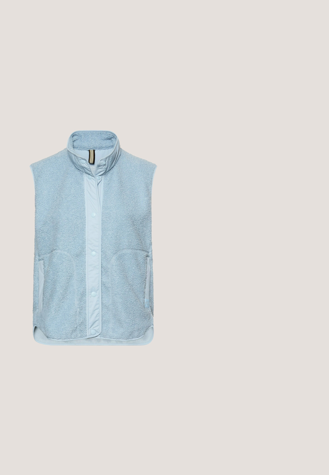 Veste en polaire bleu clair avec col montant, fermeture devant par boutons-pression et poches latérales, conçue pour la chaleur et une tenue décontractée.; Haut à manches longues bleu avec un design en ribbed texturé. Présente un col rond et une coupe décontractée, fabriqué à partir d'un tissu doux.; Pantalon de jogging bleu en tissu doux avec une taille élastique, un cordon de serrage et deux poches avant. Texture lisse et design ajusté.; Baskets avec une tige en maille beige, des accents en daim bleu et des lacets bleu clair. Comprend une semelle en caoutchouc texturée avec des pointes pour l'adhérence.; Sac bandoulière bleu avec sangle ajustable, poche avant zippée et logo GVIV brodé, en tissu texturé à motif quadrillé.; Boucles d'oreilles en or avec des rayures en émail bleu. Design élégant avec une texture lisse et une finition polie. Forme angulaire remarquable.