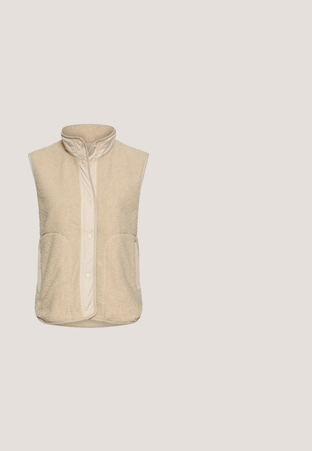 Beige ærmeløs fleecevest med høj krave, trykknaplukning foran og to forlommer.; Cremefarvet striktrøje med en bred halsudskæring, lange ærmer og et tekstureret mønster. Ribkanter ved ærmeenderne og nederste kant.; Langærmet skjorte i olivengrøn ribbet stof, rund halsudskæring, tætsiddende design, sømløse skuldre og en glat texture.; Brune, teksturerede bukser med vide ben og høj elastisk talje, med en glat finish og skræddersyede kanter for en ren silhuet.; Brune lave sneakers med tykk hvid sål, fleece-foring, mønstrede snørebånd og "Replay" logo på siden mod hvid baggrund.; Beige nylon posttaske med klap, lynlåslomme og justerbar rem. Har en spænde detalje og glat tekstur.