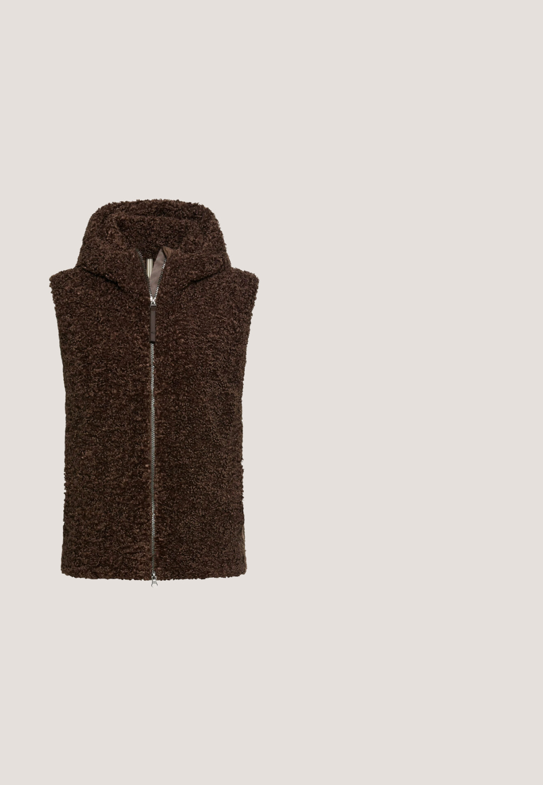 Mouwloze bruine pluizige bodywarmer met hoge kraag en volledige ritssluiting aan de voorkant, ontworpen voor warmte en casual gebruik.; Donkergroen coltrui van geribbelde brei stof, met lange mouwen en een aansluitend ontwerp met een rekbare textuur.; Bruine brede wollen broek met visgraatmotief, wijde pijpen, omgeslagen zoom en details met knopen aan de tailleband.; Bruine suède enkellaars met een dikke beige rubberen zool en lichtbeige bontafwerking rondom de bovenrand.; Ovale zonnebril met schildpadmotief, donkere verloopglazen en Ray-Ban-logo op de pootjes en in de hoek van het glas.; Bruine suède clutch met voorvak, afneembare schouderband en ritsluiting op een witte achtergrond.