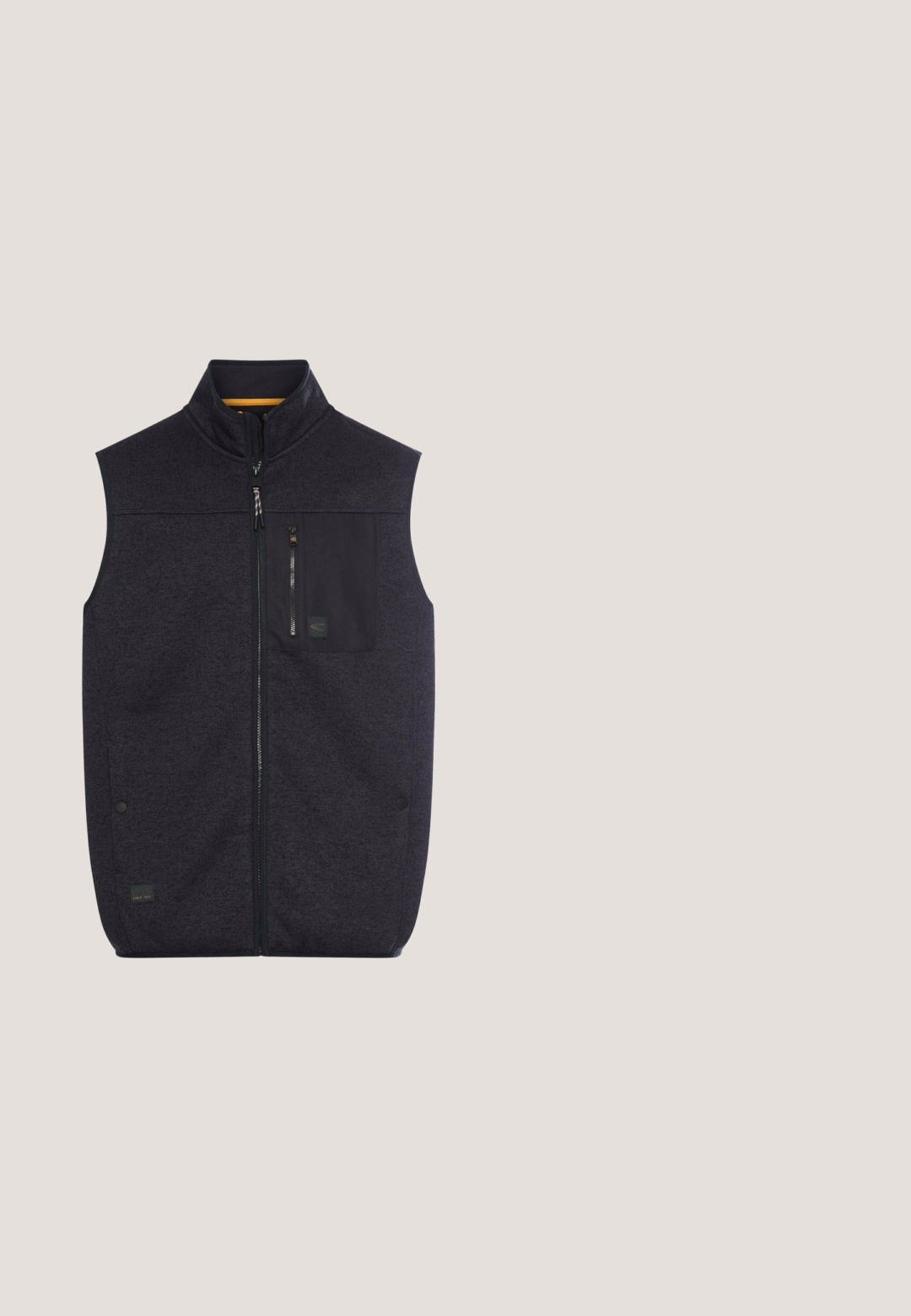Herre mørkegrå ærmeløs vest med lynlås, høj krave og brystlomme med lynlås.; Herreblå pullover med lange ærmer, kvart lynlås, høj krave, ribstrikkede manchetter og kant samt en lille lomme på venstre ærme.; Mørkeblå skjorte med knapper lavet af bomuld. Har en standard krave, lange ærmer, en enkelt brystlomme og subtile syninger.; Herre mørkegrå bukser med lige ben, fem lommer, bæltestropper og knaplukning, frontvisning på hvid baggrund.; Sorte syntetiske sneakers med grå accenter, snørelukning, polstret krave, tekstureret sidelæg og hvid gummisål.; Mørkegrå crossbody taske lavet af tekstureret stof, med et hovedrum med lynlås, gyldne detaljer og en justerbar rem.