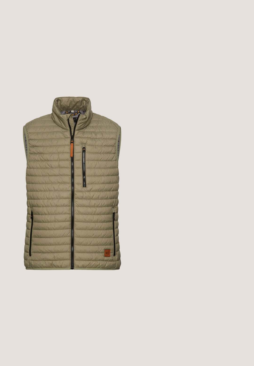 Olivenfarvet, polstret vest med høj krave, lynlås foran, to lynlåslommer i siden og et tekstureret, quiltet design. Har en brun læderlap.; Langærmet olivengrøn sweater med kvart lynlås, ribstrikkede manchetter, krave, kant og en lille lynlåslomme på venstre overarm.; Beige polo skjorte lavet af blødt, tekstureret stof. Har en krave, tre knapper og et lille logo på venstre bryst. Korte ærmer.; Grå bomulds chinos med lige pasform, der har knaplukning, standardlommer og minimalistisk design. Glat tekstur og ingen mønstre.; Sneakers med en grå mesh-overdel, brune suede-detaljer og en cremefarvet gummisål. Har flade snørebånd og en polstret krave for komfort.; Brun læder crossbody taske med lynlåslukning, en struktureret overflade og en vævet rem. Har et logo-patch på forsiden og et enkelt design.