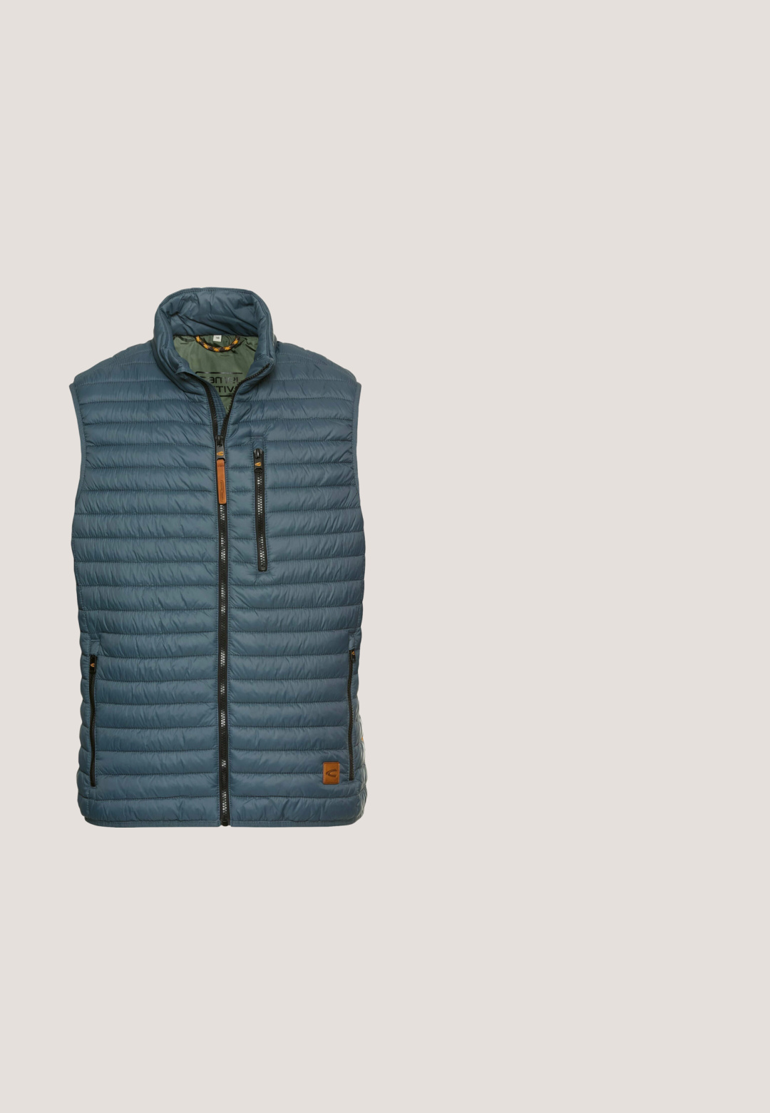 Gevoerde blauwe vest met een hoge kraag, ritssluiting aan de voorkant en twee ritszakken. Kenmerkt zich door horizontale stiksels en een bruin merklabel.; Marineblauwe hoodie van zachte stof, met een grote voorzak, ribgebreide boorden en zoom, en een trekkoordkap.; Navy katoenen T-shirt met een ronde hals. Voorzien van een gele versleten grafiek van een leeuw en de tekst: "Lonsdale London Box Equipment & Leisurewear."; Blauwe slim-fit spijkerbroek voor heren met voorzakken en knoopsluiting, maat 32, weergegeven tegen een witte achtergrond.; Crème-kleurige sneaker met marineblauwe details, rubberen zool, vetersluiting aan de voorkant en gewatteerde rand. Beschikt over een gestructureerd oppervlak en een afgeronde neus.; Marineblauwe vierkante schoudertas gemaakt van textuurmateriaal, met een rits, verstelbare schouderband en een logo-plaatje op de voorkant.