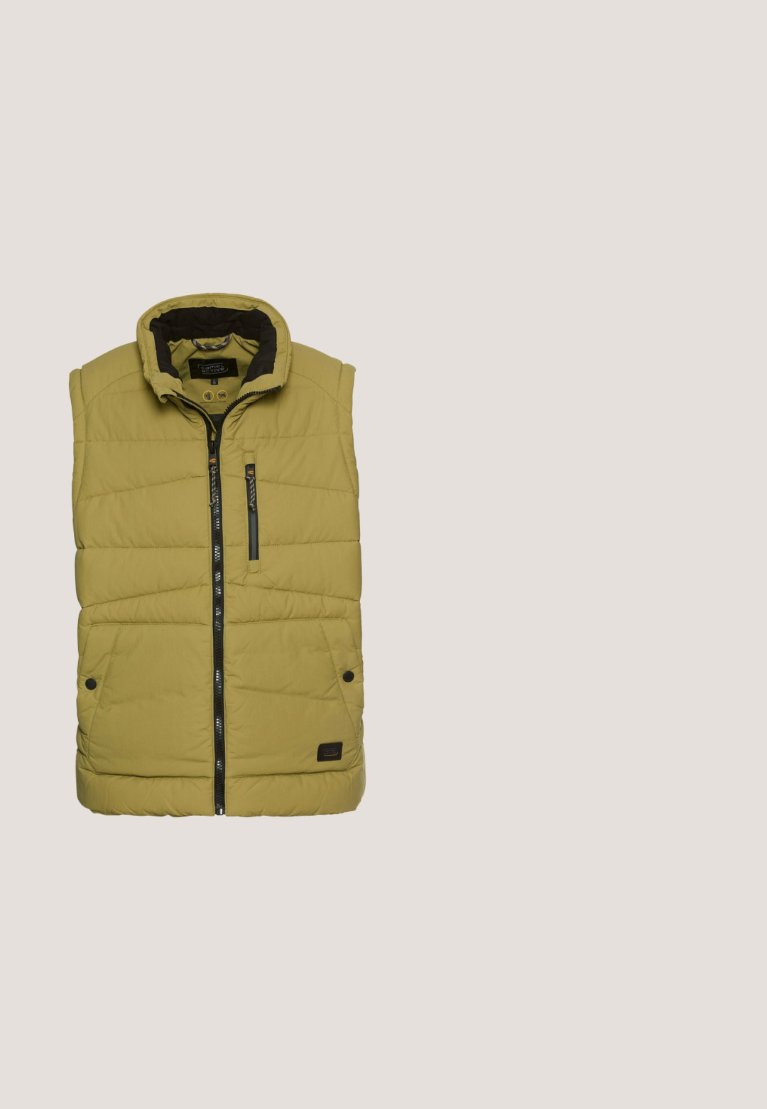 Gilet matelassé vert, design sans manches, texture matelassée, fermeture éclair à l'avant, deux poches zippées, matériel d'accent en noir et orange.; Sweat à capuche vert olive en tissu doux, avec une poche kangourou, un cordon de serrage pour la capuche, et le texte "Copenhagen Indbergh" en marine.; Polo à manches longues en coton teal avec un col, une patte de boutonnage à trois boutons et une poche sur la poitrine gauche arborant un logo discret.; Jean en denim bleu clair avec une coupe droite, design à cinq poches et détails de couture subtils. Le tissu a une texture lisse et classique.; Baskets navy et grises avec tige en suède et en maille, accents blancs, languette de talon jaune et semelle en caoutchouc noire. Comprend un système de laçage et des panneaux texturés.; Petit sac bandoulière Valentino en cuir noir texturé avec poche avant zippée et sangle en tissu réglable.