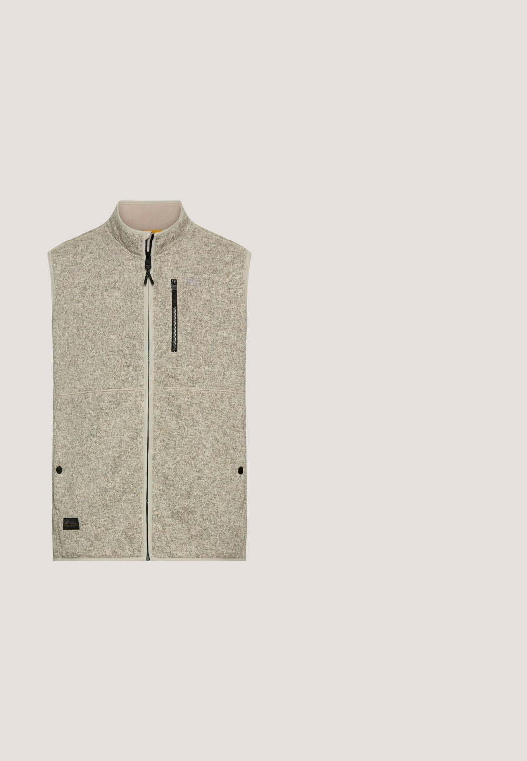Beige fleecevest med høj krave, lynlås foran og to nederste lommer. Har en brystlomme med sort lynlås og logodetalje.; Lys beige striktrøje med rund halsudskæring, lange ærmer og ribbede cuffs og kant. Materialet er blødt og glat, med en subtil tekstur.; Hvid polo-shirt lavet af bomuld, med en klassisk krave, korte ærmer og en treknapslukning med mørkeblå knapper.; Herre beige slim-fit afslappede bukser med knap og lynlåslukning foran, bæltestropper og sidelommer.; Brun ruskindsneaker med snørelukning foran, hvid polstret sål og tekstureret brun ydersål, med foamtech og rieker branding.; Brun læder crossbody taske med lynlåslukning, en struktureret overflade og en vævet rem. Har et logo-patch på forsiden og et enkelt design.