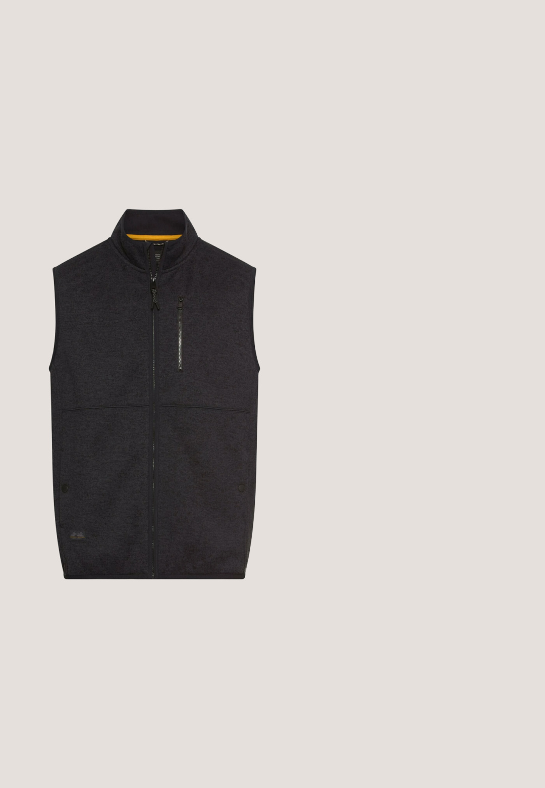 Donkergrijze mouwloze vest gemaakt van gestructureerde stof. Heeft een hoge kraag, een rits aan de voorkant en een borstzak met rits. Geaccentueerd met een gele voering.; Donkergrijze fleece pullover met hoge kraag, kwart-rits en een klein bruin logopatch op de borst. Zachte textuur en een relaxte pasvorm.; Grijze longsleeve henley-shirt met een ronde halslijn, een placket met drie knopen en een getextureerde stof. Heeft een subtiele logo op de linkerborst.; Slim-fit jeans in een donkere denimwassingen, met vijf zakken, riemlussen en een rits. Glad textuur met minimale vervaging en stikseldetails.; Zwarte sportieve schoen met een bovenwerk van suede en mesh, grijze rubberen buitenzool, ronde neus, vetersluiting en contrasterende stiksels.; Donkergrijze schoudertas van gestoffeerd materiaal, met een hoofdcompartiment met rits, gouden hardware en een verstelbare schouderriem.