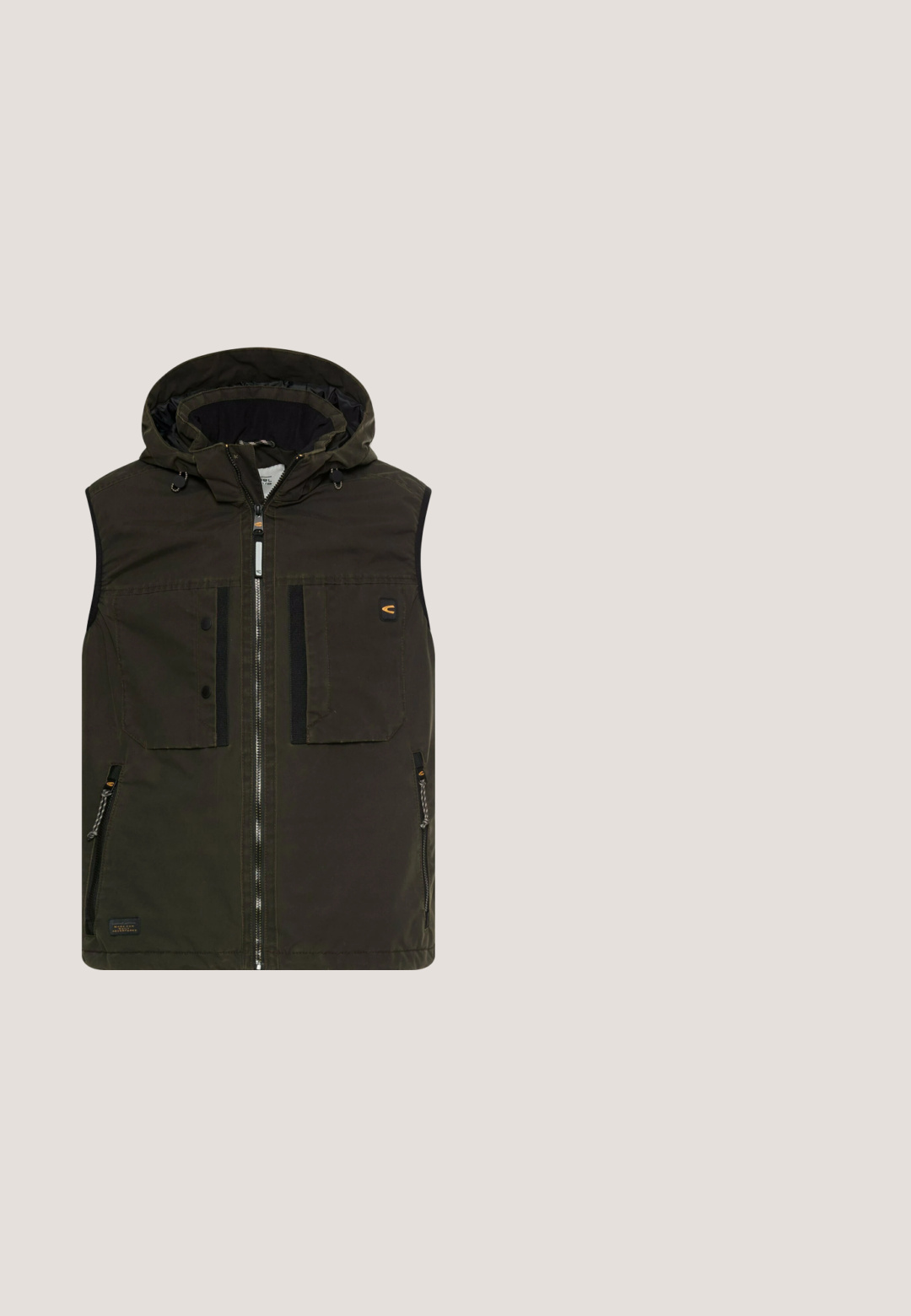 Mørkegrøn ærmeløs vest med hætte, lynlåslukning foran, to store frontlommer og en sidelomme. Har kontrasterende sorte detaljer.; Mørkegrøn crewneck sweatshirt med ribbet tekstur, lange ærmer og et lille logo på brystet. Blødt materiale med en afslappet pasform.; Olivenfarvet bomulds-T-shirt med korte ærmer, der har et slidt lyseblåt grafisk logo på forsiden. Enkel crew-neck udskæring.; Sorte slim-fit jeans lavet af denim, med knaplukning, fem lommer og et rent, minimalistisk design.; Oliven grøn atletiksko lavet af ruskind og mesh, med en hvid sål, orange accenter på snørebåndene og et tekstureret bagpanel.; camel active EXPLORE - Rygsække - khaki