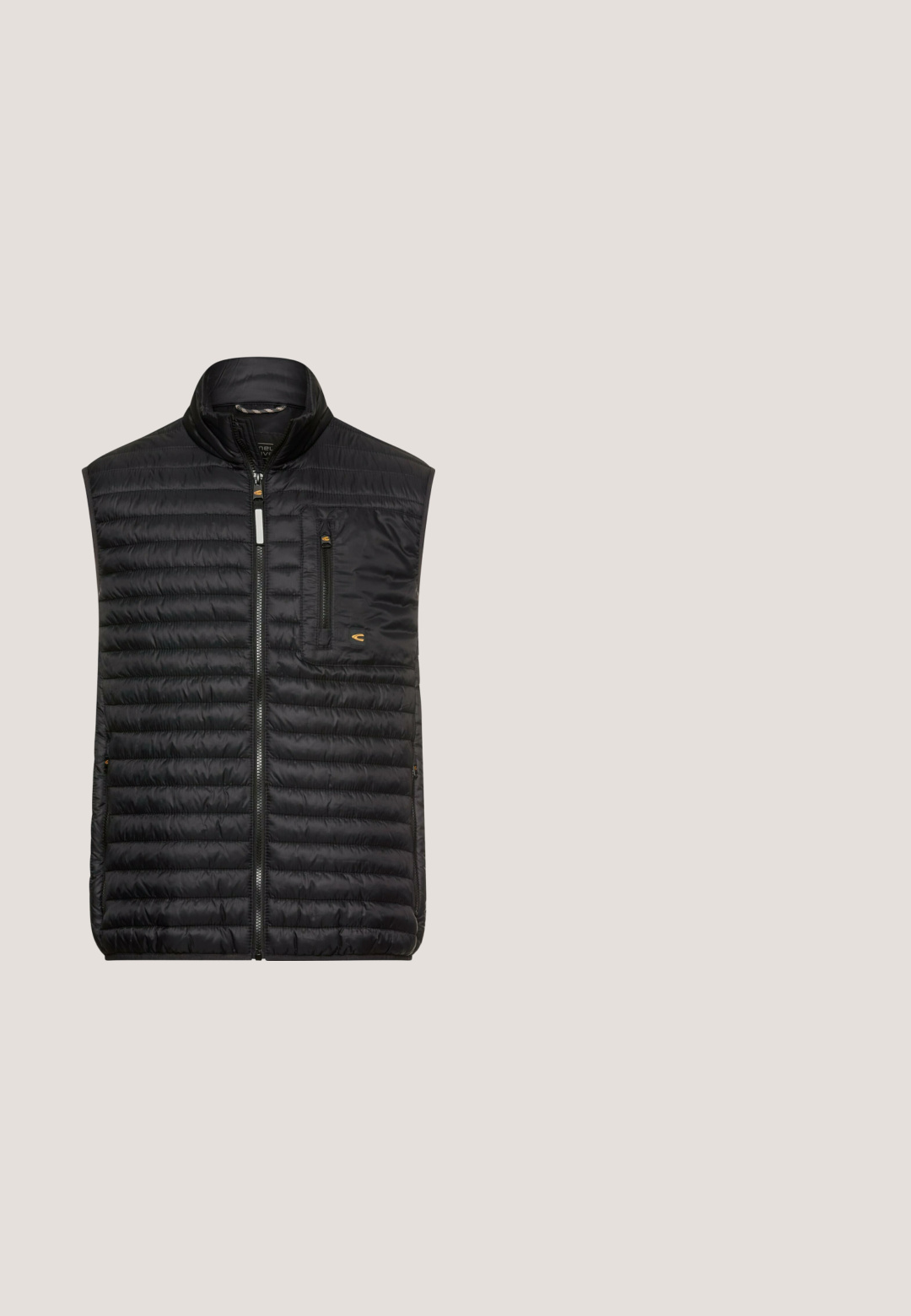 Zwarte doorgestikte mouwloze gewatteerde bodywarmer met ritssluiting aan de voorkant, ritssluiting op de borstzak en opstaande kraag, voorzien van kleine oranje logopatches.; Langermige, gemêleerde donkergrijze shirt gemaakt van zacht materiaal, met een button-down Henley-kraag en een klein logo op de borst.; Rechtoe-rechtaan mannenjeans in vervaagd zwart denim met knoop- en ritssluiting, voor- en achterzakken, en riemlussen.; Zwarte sportieve schoenen met een gladde, stoffen bovenkant, grijze rubberen zool, veters en een luchtkussensysteem nabij de hiel.; Zwarte gepolariseerde zonnebril met vierkante lenzen, een matte afwerking van het montuur en zilverkleurige accenten op de armen met het merknaam "GANT."; Compact zwart leren crossbodytas met verticale ritspocket, verstelbare stoffen riem en subtiele stikdetails aan de voorkant.