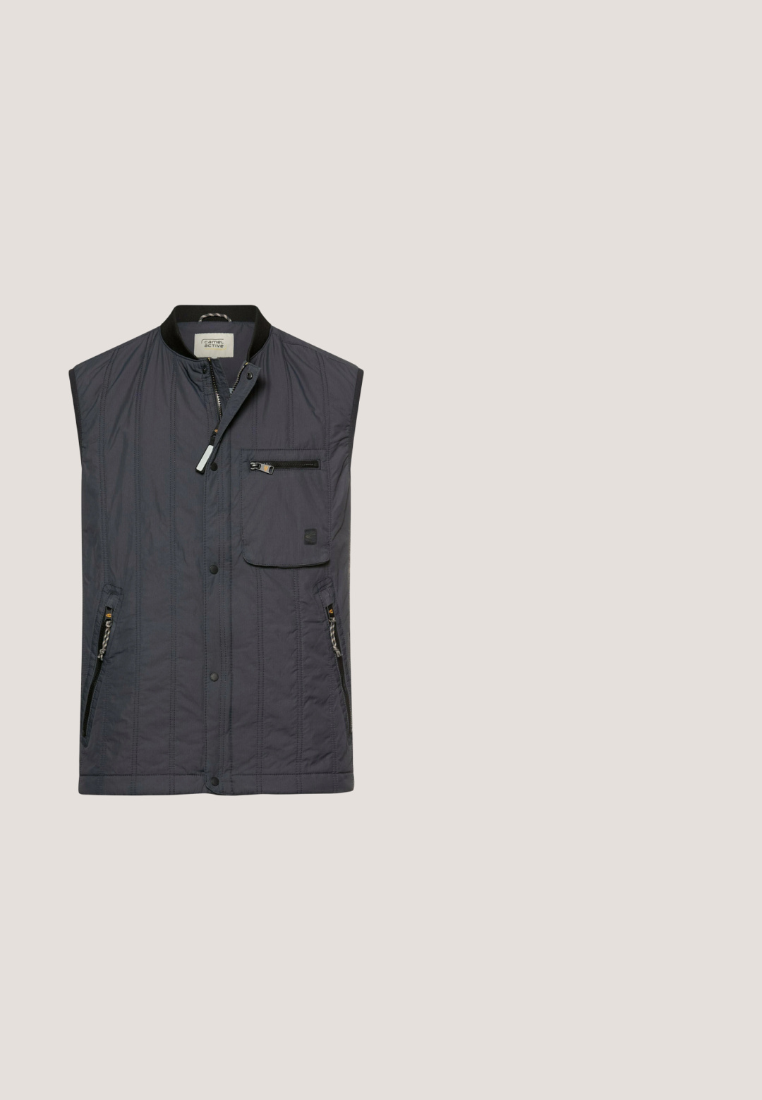 Mouwloos donkergrijs doorgestikt vest met ritssluiting aan de voorkant en drukknoopsluiting, een met rits afsluitbare borstzak en twee met rits afsluitbare zijzakken.; Donkergrijze sweater met rits, gemaakt van zachte stof, met lange mouwen, ribgebreide manchetten en zoom, een gladde textuur en een minimalistisch ontwerp.; Grijze langemouwen shirt met een henley-kraag, drie knopen en een subtiele structuur. Bevat een klein logo vlakbij de kraag en een label.; Zwarte chinos met een slim fit, gemaakt van katoen, voorzien van een bruine knoopsluiting, vier zakken en klassieke stikseldetails.; Zwarte synthetische sneakers met grijze accenten, vetersluiting, gevoerde kraag, gestructureerd zijpaneel en witte rubberen zool.; Zwarte leren schoudertas met een voorflap, gestructureerd oppervlak, subtiele stiksels en een merkembleem. Inclusief verstelbare schouderriem.