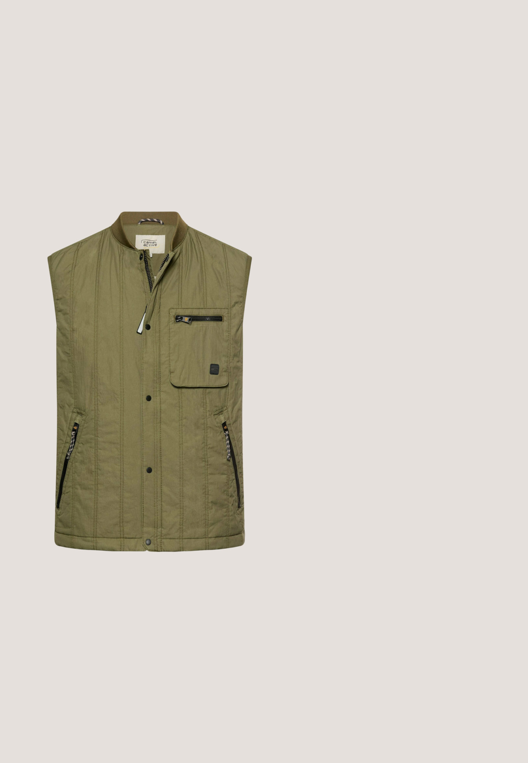 Olivgrüne ärmellose Jacke mit Frontreißverschluss, Druckknöpfen, einer Reißverschlusstasche auf der Brust, zwei Reißverschlusstaschen an den Seiten und geripptem Kragen.; Braune Canvasjacke mit eingesetztem Kragen, vorderem Knopfverschluss, zwei Brusttaschen und strukturierter Stoffverarbeitung. Militärisch inspiriertes Design.; Khakifarbene Cargohosen mit Knopf- und Reißverschluss, ausgestattet mit seitlichen Klappentaschen und schrägen Vorderentaschen.; Braune Leder-Ankelstiefel mit runder Zehenpartie, robuster Sohle, goldfarbener Hardware und strukturiertem Obermaterial. Enthält ein angehängtes Logo-Tag.; Olivgrüner Rucksack mit Rollverschluss, Vordertasche mit Druckknopf und obere Trageschlaufe, entworfen für den Freizeit- oder Outdoor-Einsatz.; Dunkelbrauner geflochtener Ledergürtel mit goldener rechteckiger Schnalle, auf hellem Hintergrund zusammengerollt.