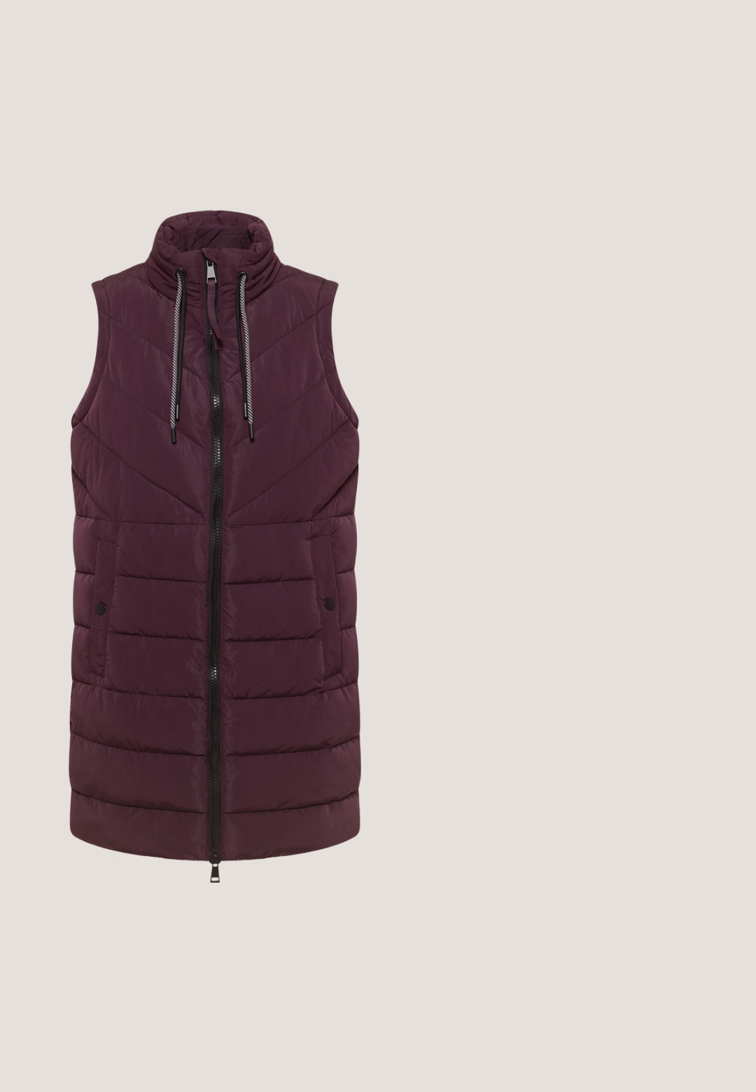 Gepolsterte ärmellose Weste in Dunkelviolett mit hohem Kragen, Frontreißverschluss und kontrastierenden Kordeln sowie vertikalen Nahtdetails.; Burgunderfarbenes Sweatshirt mit einem geometrischen weißen Sternmuster. Rippkragen und -bündchen. Weiche Textur und lockere Passform.; Locker sitzendes lila Kurzarmoberteil mit weitem Rundhalsausschnitt und engem Bund am unteren Saum.; Damenhose mit geradem Bein in Dunkellila, mit elastischem Bund und ohne sichtbare Taschen.; Burgunderfarbene vegane Leder-Sneaker mit einem cremefarbenen Herzdesign, strukturierten cremefarbenen Akzenten an der Ferse und weißen Schnürsenkeln auf einer Gummisohle.; Burgunderfarbener Shopper mit Reißverschluss, ausgestattet mit zwei Griffen und einem bunten geflochtenen Quastendetail. Glatte Textur mit verstärkten Nähten.