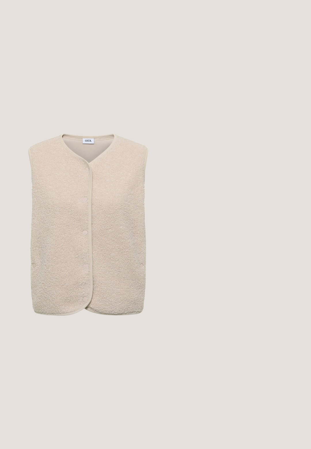 Chaleco sin mangas beige de forro polar con cierre de botones a presión y cuello en V redondeado, con etiqueta "CECIL" en el interior del cuello.; Camisa beige claro de manga corta con botones, cuello y bolsillo en el pecho, mostrada sobre un fondo blanco.; Pantalones beige a medida con diseño de pernera recta, textura suave y cierre frontal con un solo botón. Incluyen bolsillos laterales.; Mocasín beige de ante sin cordones con suela blanca, detalle de hebilla metálica en la parte superior y "Melvin & Hamilton" grabado en el lateral.; Kapten & Son MANHATTAN - Gafas de sol - toffee tortoise brown; bugatti ELSA - Bolsa de fin de semana - sand