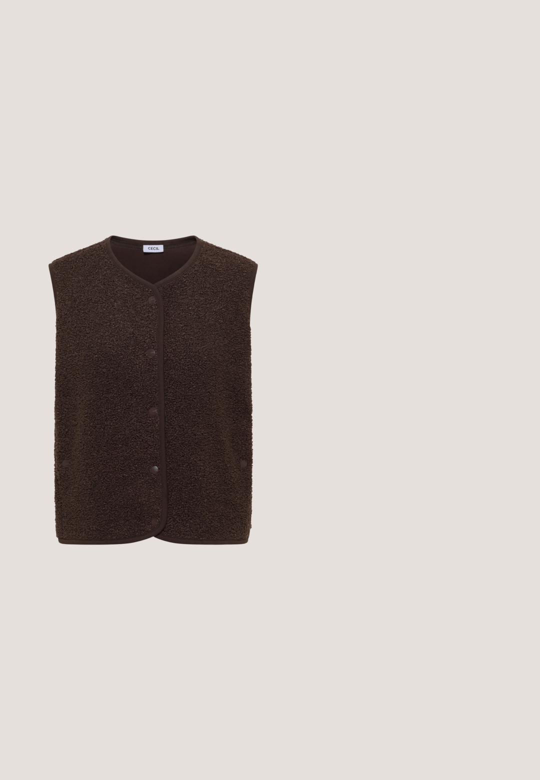 Mørkebrun ærmeløs vest med knapper, lavet af tekstureret fleece-stof og brun kant, mærket "CECIL" ved halsudskæringen.; Brun langærmet polo med tre knapper og krave, figursyet, vist på en hvid baggrund.; Brune corduroy brede benbukser med folder, der har en blød tekstur og en mellemhøj talje. Kantafslutningerne er rene og lige.; Brun ruskind og læder sneaker med hvide snørebånd, tanfarvet gummisål og metalliske gyldne detaljer på hælen. Logo på siden.; Brun suede håndtaske med struktureret form, dobbelte håndtag, bælteaccent og logo prægede på forsiden. Mat tekstur, simpelt design.; Armbånd med polerede runde tigerøjeperler i forskellige størrelser og en sølvjusterbar kædelås mod en hvid baggrund.