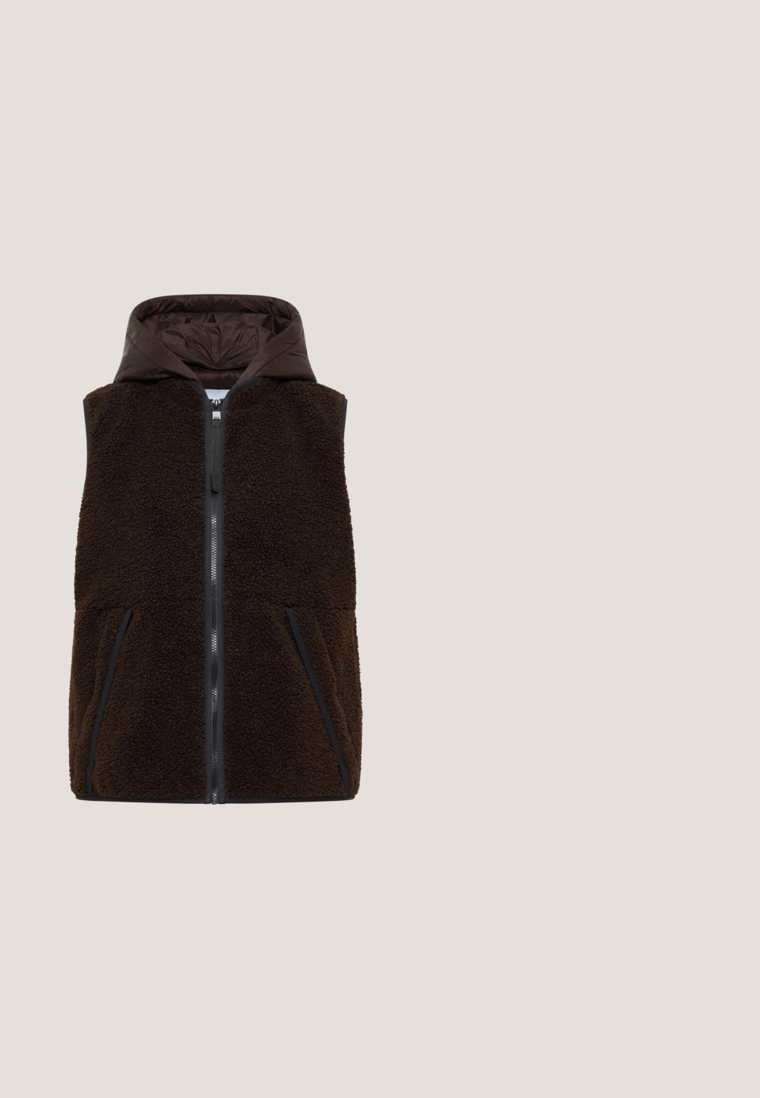 Veste sans manches en polaire marron foncé avec fermeture éclair devant, deux poches latérales et une capuche rembourrée.; Sweatshirt brun à col cheminée, avec des accents de cordon de serrage et un texte imprimé disant "Un jour ou jour un, C'EST À VOUS DE DÉCIDER." Texture de tissu douce.; T-shirt marron foncé à manches longues, ajusté, col rond, avec une petite étiquette de taille à l'intérieur du col.; Pantalons de survêtement larges marron avec une taille élastique et un cordon de serrage ajustable. Tissu doux, comportant des poches latérales et une silhouette décontractée.; Chaussure de sport en mesh marron avec semelle épaisse beige et bande de roulement noire, rayures latérales détaillées et lacets, vue du côté extérieur.; Sac en cuir tissé marron avec une forme incurvée, large bandoulière et sangle croisée réglable. Dispose d'une fermeture zippée en haut.
