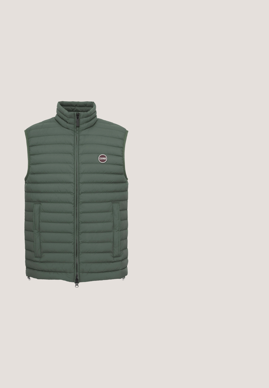 Chaleco verde acolchado sin mangas con cuello alto, cremallera frontal, dos bolsillos laterales y logo redondo de Colmar en el pecho.; Jersey de manga larga beige claro con media cremallera negra en la parte delantera y la palabra BOSS en el pecho izquierdo.; Camiseta beige de manga corta con cuello redondo, con pequeño logo negro "BOSS" centrado en el pecho y etiqueta en el cuello con ribete verde.; Pantalones cargo beige con cintura elástica y cordón. Presenta bolsillos laterales y un diseño de pierna ajustada, fabricados en tela ligera.; Zapatilla de punto verde oliva con suela blanca gruesa y etiqueta "HUGO", mostrada flotando sobre un suelo gris pulido cerca de ladrillos de vidrio.; Bolso cruzado de tela color verde oliva con dos bolsillos frontales con cremallera, correa ajustable negra y parche con el logotipo negro. Forma rectangular con superficie texturada.