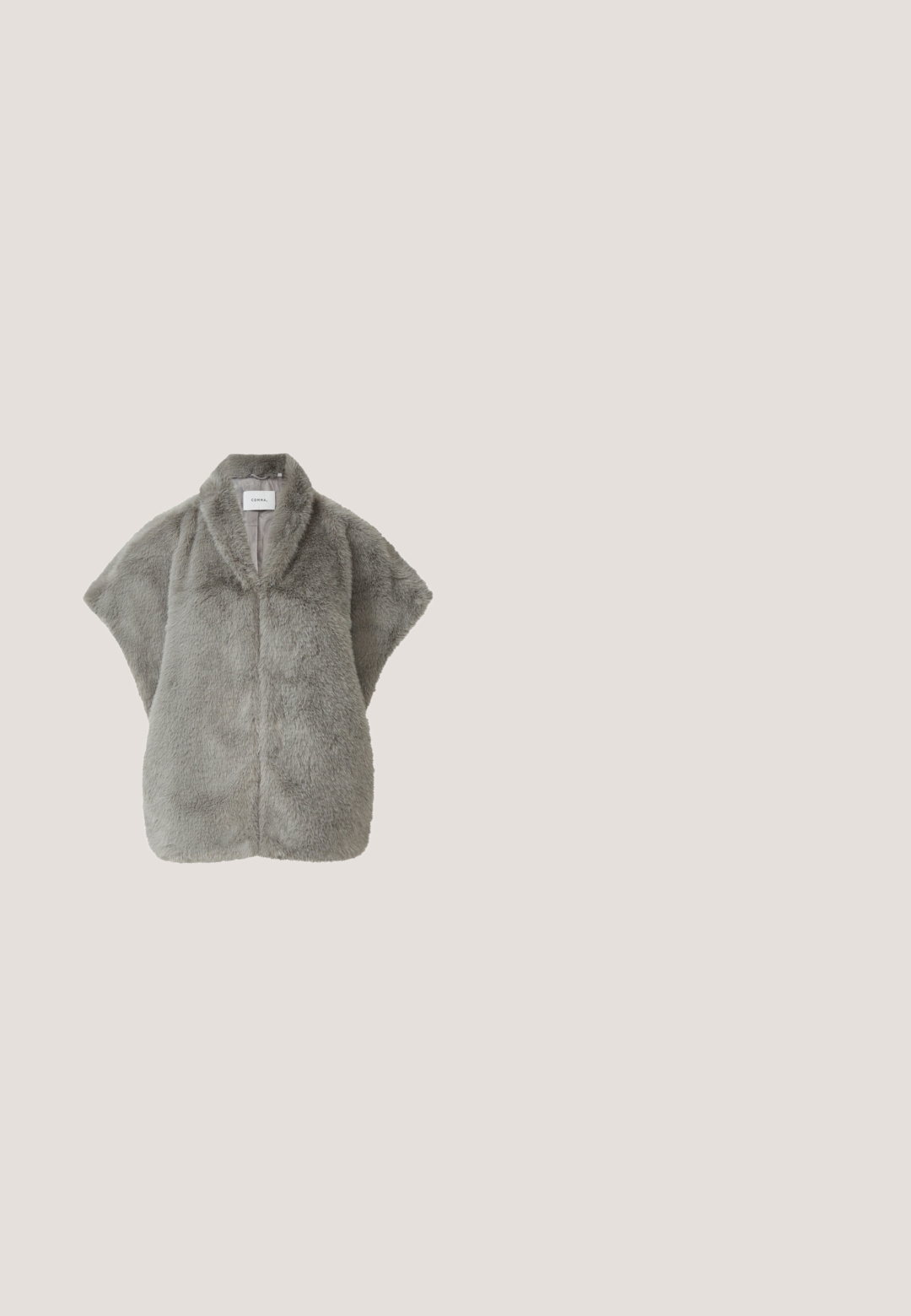 Faux fur omslag in lichtgrijs met een brede kraag en zonder mouwen. De stof is zacht met een gestructureerd oppervlak en schone, eenvoudige lijnen.; Kaffe KABETTY - Trui - grey melange; Wijde broekspijpen in een lichtgrijze herringbone patroon. Voorzien van een elastische tailleband en een comfortabele pasvorm. Materiaal lijkt textuur te hebben.; Zilveren gepatenteerde leren enkelboot met een spitse neus, een stevige hoge hak en een rits aan de zijkant, met een gladde, glanzende textuur.; Kleine grijze handtas bedekt met glimmende zilveren pailletten en een gevoerde handgreep, tentoongesteld op een witte achtergrond.; Zilveren creolen met een gedraaid ontwerp. Gladde textuur, ronde vorm en gepolijste afwerking. Voorzien van een pin-sluiting voor stevig dragen.
