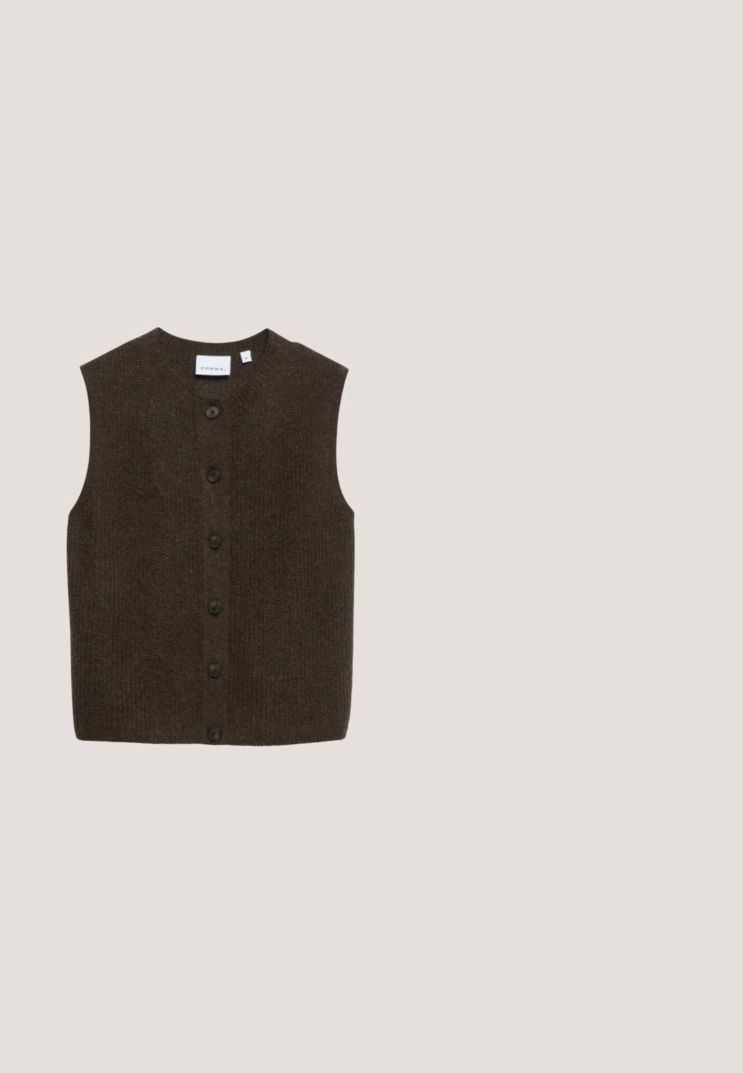 Gilet sans manches tricoté marron foncé avec cinq boutons sur le devant, encolure côtelée et ourlet droit, posé à plat sur un fond blanc.; Chemise à manches longues en tissu brun léger et doux. Dotée d'un col rond et d'une silhouette ajustée. Texture subtile avec un petit détail de logo.; Pantalons larges en velours côtelé marron avec plis, présentant une texture douce et une taille mi-haute. Les finitions d'ourlet sont propres et droites.; Bottines en daim marron avec un nez pointu, un petit Talon de type kitten, et un détail élastique sur le côté pour un ajustement parfait. Design simple sans ornementation supplémentaire.; Sac en cuir marron avec une texture lisse, un design spacieux et une poignée courbée, comportant un détail de logo subtil à l'avant.; Pendentif avec une pierre brun foncé en forme de goutte et une barre verticale en or incrustée de petites pierres claires sur fond blanc.