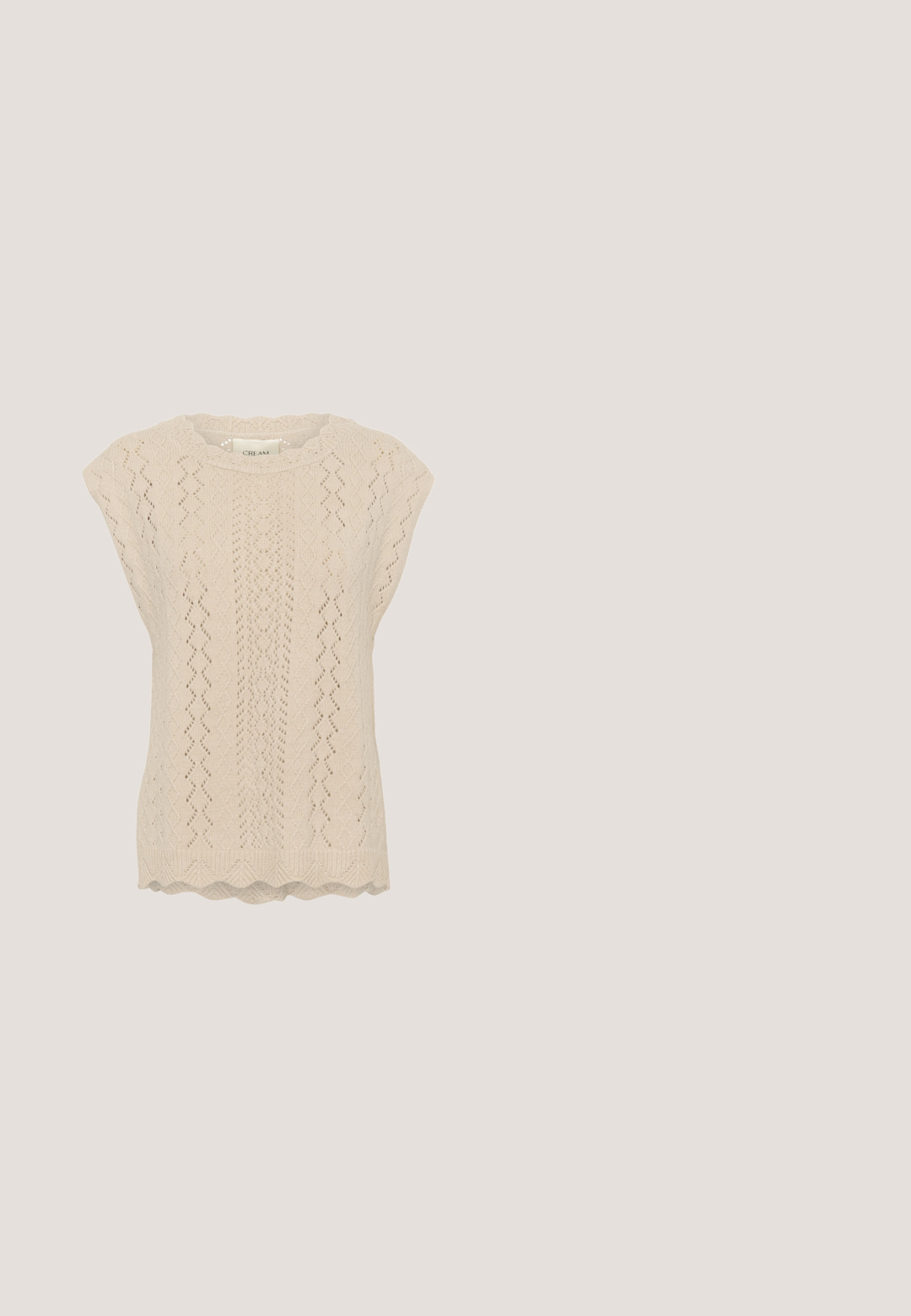 Lys beige strikket top med et bladmønster, bølget halsudskæring og korte ærmer. Tekstureret med et åbent diamantskema.; Kremfarvet bomuldsstof med rynkede sektioner, der har en blød, let tekstur og en elastisk taljebåndsdetalje.; Lang, gennemsigtig nederdel i hvid med grå ternet mønster. Blødt, letvægtsstof med elastisk talje, der slutter ved ankellængde.; Brun lædersko med leopardprintstofpanel, brogue-detaljer, frynse-laces og lavt træhæl.; Silketørklæde med blomster- og bladmønstre i brun, orange, blågrøn og creme, bundet i en løs knude med to spidse ender.; Brun læderhandtaske med dobbelte top-håndtag, aftagelig skulderrem, guldfarvet hardware og lynlås-lukning, der har en tekstureret overflade.