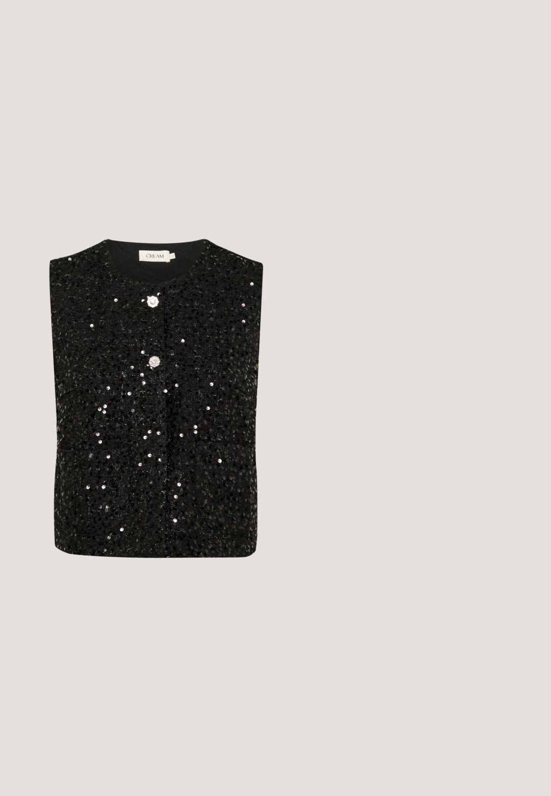 Sort ærmeløs vest prydet med palietter, med en rund halsudskæring og to dekorative knapper foran. Glat tekstur.; Sort ribt strikket tanktop med tynde skulderstropper og en tætsiddende silhuet.; Black wide-leg cropped bukser med høj talje og sidelommer, med subtile lodrette sømdetaljer.; Sorte højhælede støvler med spids tå, dækket af glitrende rhinsten, med en strækbar strikskaft og en slank stilettohæl.; Sort perlehandtaske med en buet silhuet, bærehåndtag og blank overflade. Båret med højhælede sorte sko og tætsiddende sorte shorts.; Sølvarmbånd med tre strenge: en med små perler, en med ovale led og en med flade stænger. Har en kædeforlængelse for justerbarhed.