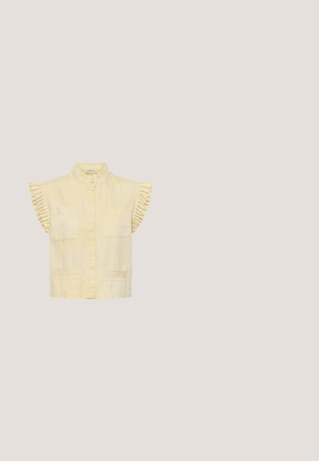 Kremfarvet bluse med korte ærmer, flæsekant ved krave og ærmer, to brystlommer og knaplukning foran.; Beige strikket cropped top med flæsekant, tynde justerbare stropper og et tekstureret mønster med diamanter og blade.; Hvide bukser med brede ben lavet af struktureret blonde, med to frontlommer og bølgende kanter. Inklusiv en glat talje med en lille logoaccent.; Brun flad sandal med frynse-rem, dekoreret med en række hvide perler og gyldne havtema charms, herunder en søstjerne og en musling.; CHLOÉ Solbriller - havana/red; IZIA Håndtasker - offwhite