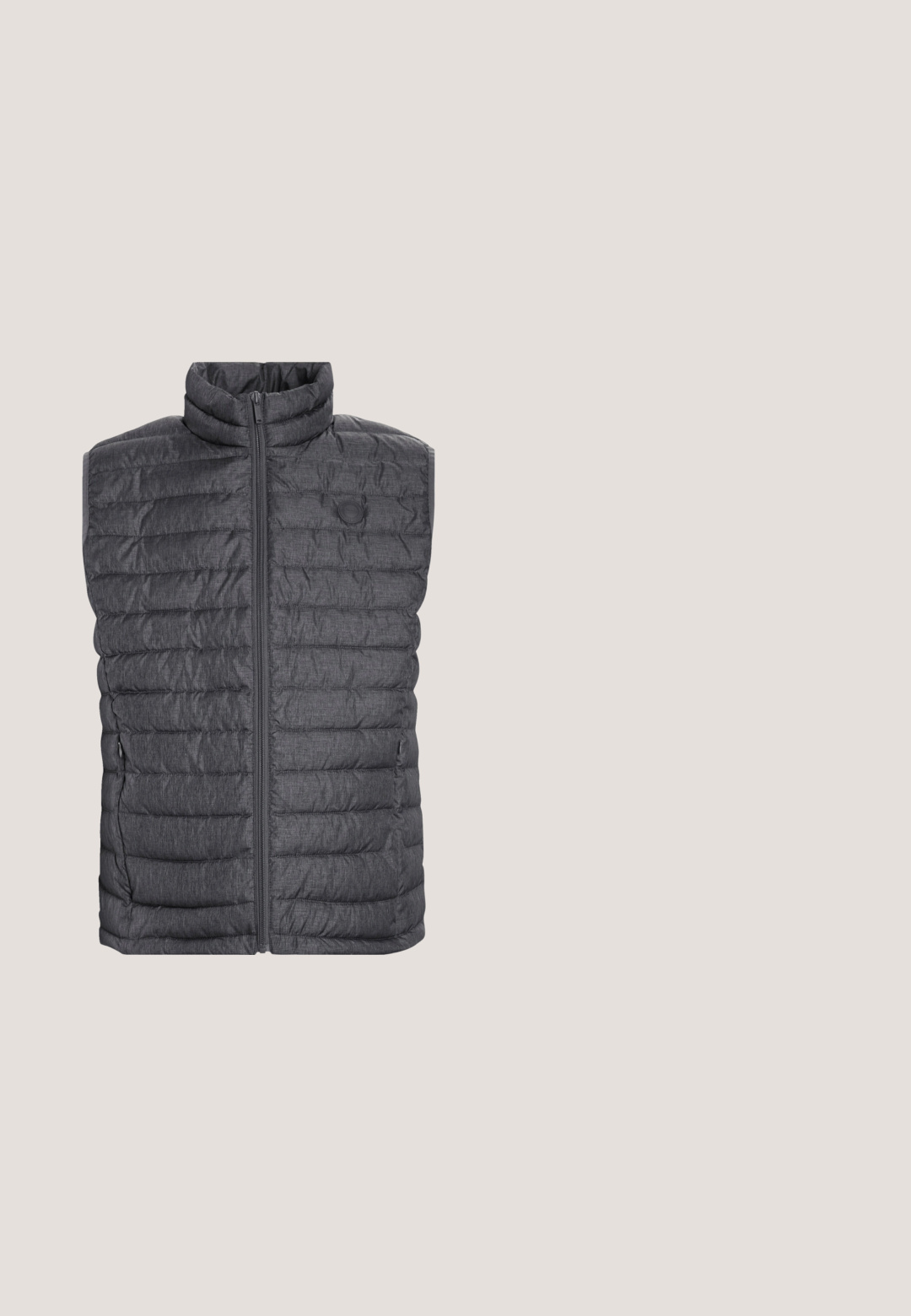 Gepolsterte graue Weste mit hohem Kragen, Frontreißverschluss und horizontalem Kammer-Design. Verfügt über seitliche Taschen und ein Logo-Akzent auf der Brust.; Weißer Pullover mit langen Ärmeln, halbem Reißverschluss, Stehkragen, Seitentaschen und kleinem schwarzem Polo Ralph Lauren Logo auf der linken Brust.; Hellblaues T-Shirt mit kurzen Ärmeln aus einem Baumwollmischgewebe. Es hat einen Rundhalsausschnitt und ein kleines gesticktes Logo auf der linken Brust.; Hellgraue Jogginghose mit elastischen Bündchen, Kordelzugbund, Seitentaschen und kleinem dunklem Logo am oberen linken Oberschenkel.; Graue Wildleder- und weiße Leder-Sneaker mit blauen Akzenten, ausgestattet mit einem Logo, weißen Schnürsenkeln und einer strukturierten Gummisohle.; Schwarze Laptoptasche mit rechteckiger Form, aus strapazierfähigem Material gefertigt. Verfügt über einen oberen Tragegriff, einen verstellbaren Schultergurt und eine Fronttasche mit Reißverschluss.
