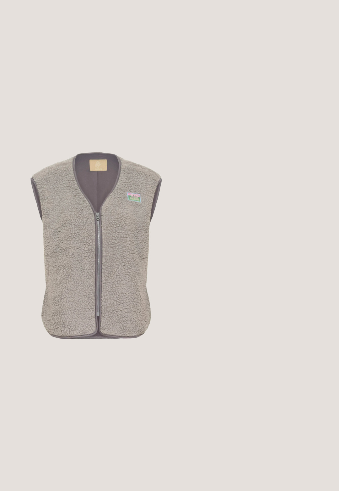 Chaleco sin mangas de sherpa gris claro con cremallera frontal y pequeño parche colorido en la parte superior izquierda del pecho.; Suéter de manga larga color gris claro con puños y dobladillo acanalados, que presenta un cuello puntiagudo decorado con pequeñas perlas blancas.; Pantalones de pana en gris oscuro, con un diseño de pierna ancha, textura acanalada vertical y una cintura estándar con cremallera.; Pepe Jeans Zapatillas - silver-coloured; Bolso de mano de cuero gris texturizado con asa superior, doble cremallera y correa de hombro ajustable sobre fondo blanco.; Collar de cadena de plata con un pequeño colgante pulido en forma de estrella de cinco puntas y cierre ajustable con eslabones de extensión.