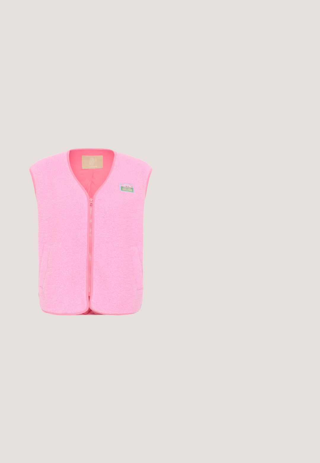 Gilet sans manches en polaire rose avec fermeture éclair à l'avant et petit patch sur le côté gauche supérieur de la poitrine, fabriqué en tissu doux et texturé.; Pieces JORDAN - Pullover - rose shadow; T-shirt en coton rose à coupe décontractée. Présente des manches courtes et un design textuel décoratif en strass scintillants sur le devant.; Jogging en rose clair, fabriqué à partir d'un tissu doux, avec un design à jambes larges, une taille élastique avec cordon de serrage et des ourlets resserrés.; Baskets roses avec une tige en mesh et synthétique, semelle en caoutchouc épaisse, bout arrondi, accents renforcés et une languette au talon pour un enfilage facile.; Sac synthétique rose avec une seule sangle réglable, de forme rectangulaire, fermeture éclair, et un patch texturé comportant "STUDIO BERLIN."