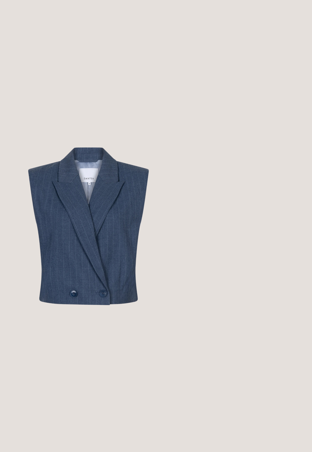 Blauw met fijne strepen mouwloze blazer met een reverskraag, dubbele knoopsluiting en een gestructureerd ontwerp. Gemaakt van een lichtgewicht stof.; Korte blauwe shirt met verticale strepen, met een witte kraag en manchetten. De stof lijkt glad met een zachte textuur.; Marineblauwe broek met wijde pijpen, voorzien van verticale witte krijtstreepjes, een platte tailleband en een losse pasvorm. Het materiaal is glad met een lichte glans.; Zwarte glanzende leren loafer met dikke blokhak, moc toe-stiksel en instapmodel.; Zwarte schoudertas van getextureerd leer met klep, goudkleurig sluiting en logo, voorzien van verstelbare en afneembare banden.; Goudkleurige en marineblauwe oorringen met gedraaide gouden accenten op een witte achtergrond, naast elkaar getoond.