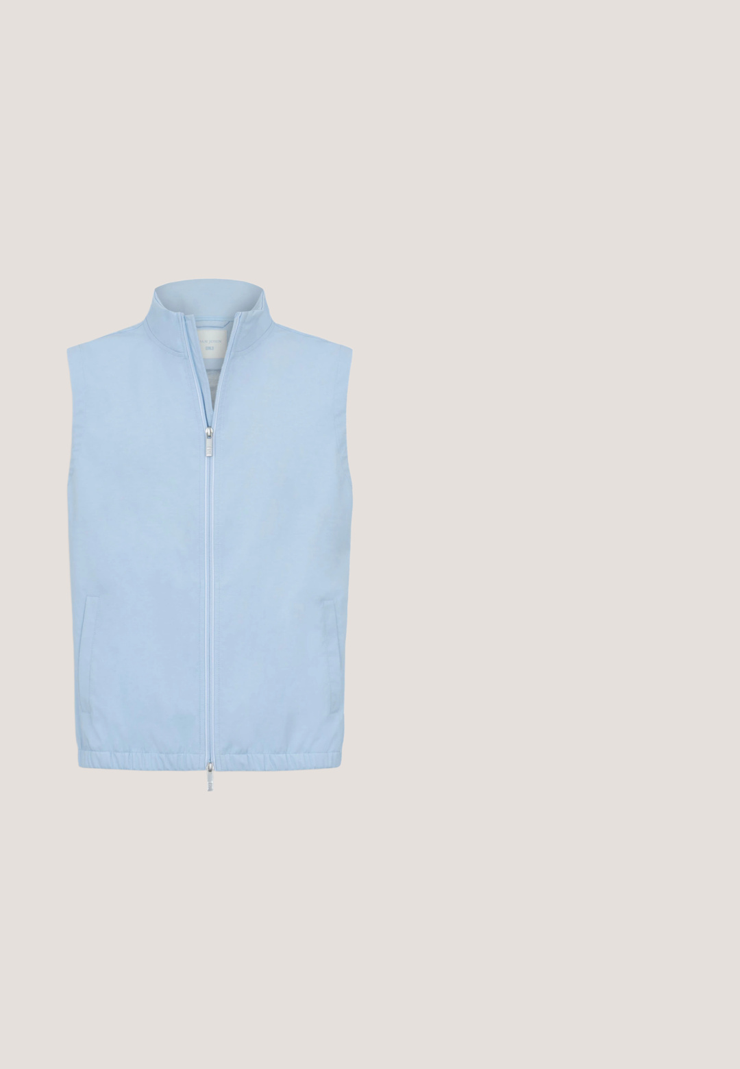 Chaleco sin mangas de color azul claro con cremallera frontal, cuello alto, dobladillo elástico y dos bolsillos laterales.; Jersey de cuello redondo de manga larga en azul claro, con paneles acanalados en los hombros y los laterales, que exhibe un pequeño logo "BOSS" en el pecho.; Camiseta tipo polo de manga corta color azul claro con una tapeta de tres botones y un cuello clásico, mostrada sobre un fondo blanco liso.; WE Fashion BLUE RIDGE - Vaqueros rectos - dark blue; Zapatilla deportiva de ante azul claro sin cordones visibles, suela color crema, diseño de corte bajo, vista lateral sobre fondo blanco.; Bolsa de aseo rectangular de color azul marino hecha de material texturizado. Cuenta con un bolsillo frontal con cremallera y un asa lateral para facilitar el transporte.