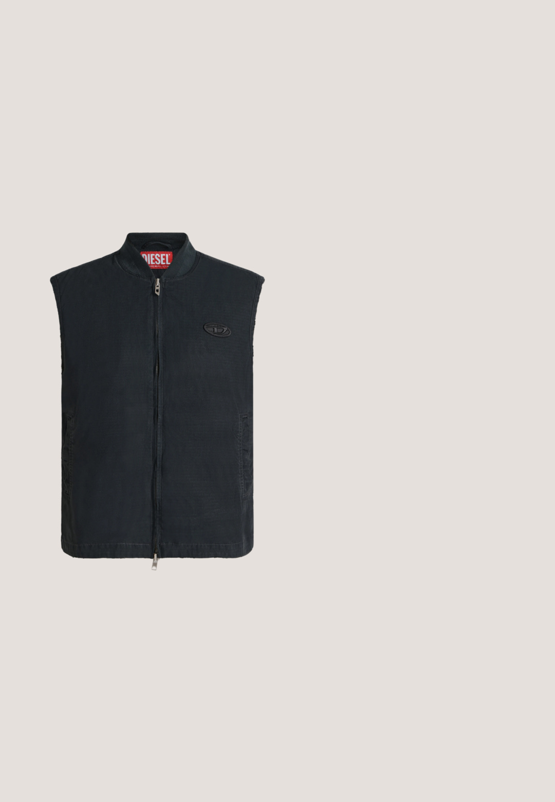 Veste noire sans manches avec fermeture éclair devant, col montant, poches latérales et petit logo ovale sur la poitrine gauche.; Sweat-shirt bordeaux à manches longues avec logo texte "ARMANI" superposé noir et blanc sur la poitrine, col rond, poignets et ourlet côtelés.; T-shirt manches courtes bleu marine avec un logo circulaire « MK » à rayures blanches et le texte « Michael Kors » centré sur la poitrine.; Pantalons cargo beiges en denim, dotés de deux poches latérales, d'une coupe droite et de coutures visibles. Fini texturé avec un aspect délavé.; Chaussure de sport en cuir noir avec une finition lisse, bout arrondi, panneau latéral texturé et lacets noirs. Présente une semelle en caoutchouc plate et un design minimaliste.; Lunettes de soleil rectangulaires noires avec des verres foncés et un petit logo sur les branches, présentées sur un fond clair.