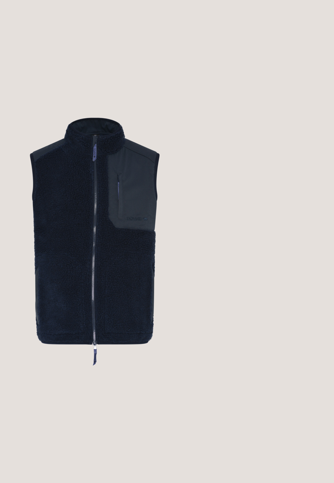 Mørkeblå fleeceveste med høj krave, lynlås foran og kontrasterende stofdetaljer på skuldrene og brystlommen. Lynlås lukning.; Marine sweatshirt med lange ærmer, der har en brun hund, der holder et ternet tørklæde; "Hackett" tekst nedenfor designet i rødt. Blødt bomuldsstof.; Lyseblå knap-op skjorte med et lille struktureret mønster, der har krave med spredte spidser, lange ærmer og blå knapper foran.; Sorte skræddersyede bukser lavet af glat stof, med et slankt snit, to forkert vafler og en flad talje uden synligt hardware.; Mørkebrune lædersko med snørebånd, der svæver over et beige tæppe med et blankt, ravfarvet rundt bord i baggrunden.; Rektangulær lynlåspung med mørkegrønt og marineblåt ternet mønster og runde hjørner på en ensfarvet baggrund.