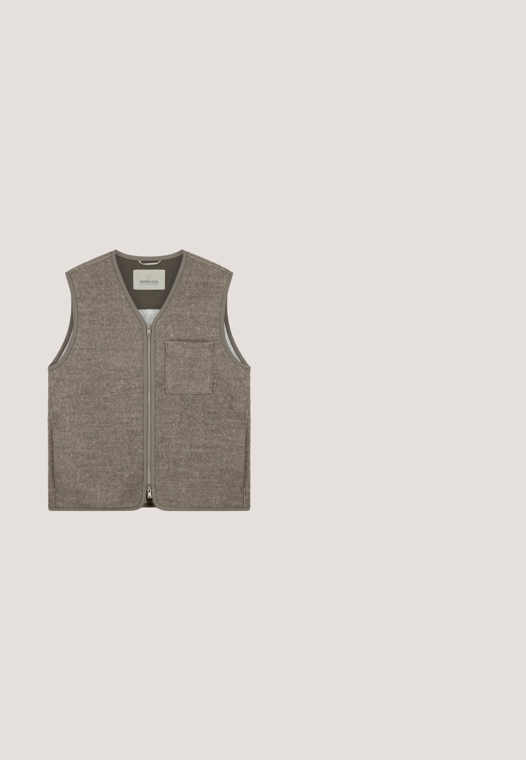 Mouwloos grijs fleecevestje met een rits aan de voorkant en een borstzakje, met een label zichtbaar aan de binnenkant van de kraag van het merk DSTREZZED.; Bruine poloshirt met lange mouwen, witte horizontale strepen en drie knopen op de kraag, weergegeven op een witte achtergrond.; Bruine denim jeans met een licht verouderde textuur, recht model, vijf zakken en een knoopsluiting in de taille.; Low-top sneaker met donkerbruin getextureerd slangenhuidpatroon, suède accenten, zool van natuurlijk rubber en gouden "Paul Smith" logo aan de zijkant.; Rechthoekige schildpadkleurige zonnebril met bruin getinte glazen en subtiele metalen accenten op de pootjes.; Compacte donkerbruine leren schoudertas met verstelbare zwarte riem en bovenste ritssluiting, met subtiel geperst merknaam aan de voorkant.