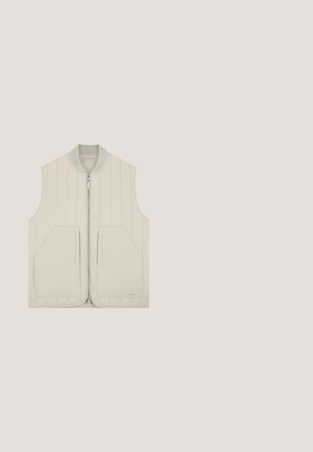Veste matelassée beige clair sans manches avec fermeture éclair à l'avant, col côtelé, deux grandes poches avant et des détails de coutures verticales.; Sweat à capuche beige avec un motif géométrique subtil, capuche à cordon, poignets côtelés et panneaux latéraux. Texture douce, design décontracté.; Guess T-shirt basique - creme; Pantalon décontracté beige clair avec taille à cordon, poches latérales, fines bandes latérales et logo "GUESS" sur la partie supérieure de la cuisse.; Baskets en daim beige avec une semelle plate couleur crème, dotées de lacets ronds et d'un logo sur le côté. Design simple et moderne.; Trousse de toilette marron de créateur avec motif monogramme, poche avant zippée et logo Guess doré sur fond blanc uni.