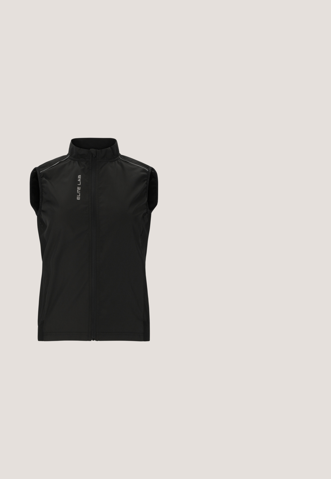 Gilet sans manches noir en tissu léger et lisse avec un col haut. Comprend une fermeture éclair à l'avant et des accents réfléchissants discrets.; T-shirt de sport noir à manches longues avec des manches raglan, bandes réfléchissantes blanches sur les côtés et col rond. Présente un petit logo sur la poitrine.; ASICS CORE WINTER  - Collants hiver - performance black; Baskets de sport noires avec une tige en mesh texturé, une semelle intermédiaire blanche courbée et des accents argentés. Présente un collier rembourré et un design à lacets.; Lunettes de soleil en plastique noir au design épuré et incurvé, avec des lentilles polarisées sombres. Elles présentent des bords lisses et aucun détail matériel visible.; Sac cabas rectangulaire noir avec deux grandes poches avant, fermeture éclair argentée sur le dessus et deux larges bretelles.