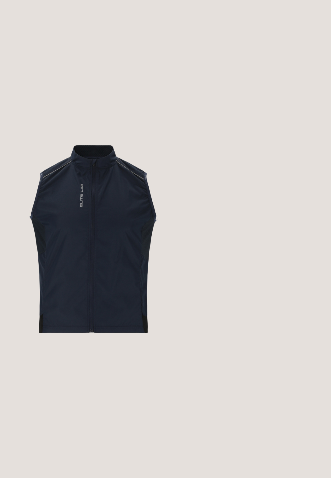 ELITE LAB BIKE ELITE X1 - Bodywarmer - dark sapphire; Korte mouwen fietstrui van zwart, glad materiaal. Heeft een ritssluiting aan de voorkant en "OAKLEY" in het wit gedrukt op de linkerkant.; Zwarte atletische shorts tot halverwege het bovenbeen met een brede tailleband en trekkoord, met een klein logo op het linkerbeen.; Zwarte lage sportschoen met elastische bandjes, gestructureerde zool en de tekst "The Science of Thrill" aan de zijkant.; Arnette HOT SHOT - Zonnebril - dark grey; Een paar zwarte leren handschoenen met een geperforeerd stuk aan de achterkant, verstelbare band met knoop en een zachte voering.