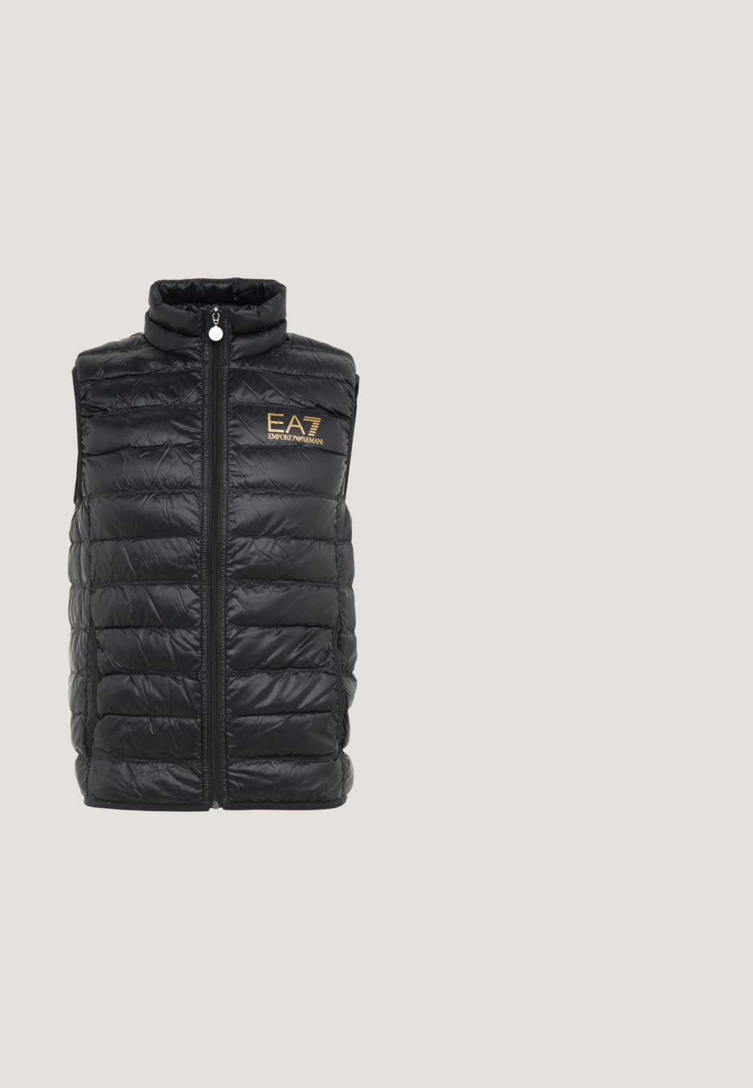 Sort puffer vest med høj krave, lynlås foran og sidelommer. Har en quiltet design og EA7-logo i guld på venstre bryst.; Hvid kortærmet t-shirt med rund hals og lille rød "MICHAEL KORS" tekst centreret på brystet.; Sorte sweatpants med elastisk talje, tætsiddende ben og et lille hvidt logo på den øverste venstre side. Glat tekstur og enkelt design.; Hvide sneakers med et tekstureret mønster i lys grå, med logo detaljer, flade snørebånd og en glat gummisål. Enkel low-top design.; Sort crossbody taske med præget MK-logo, lynlåslomme foran og justerbar stofrem. Har en glat materialeoverflade.; Sølvfarvet kædearmbånd med sammenkoblede led, prydet med glitrende rhinsten, og udstyret med en rektangulær lukning for sikker fastgørelse.