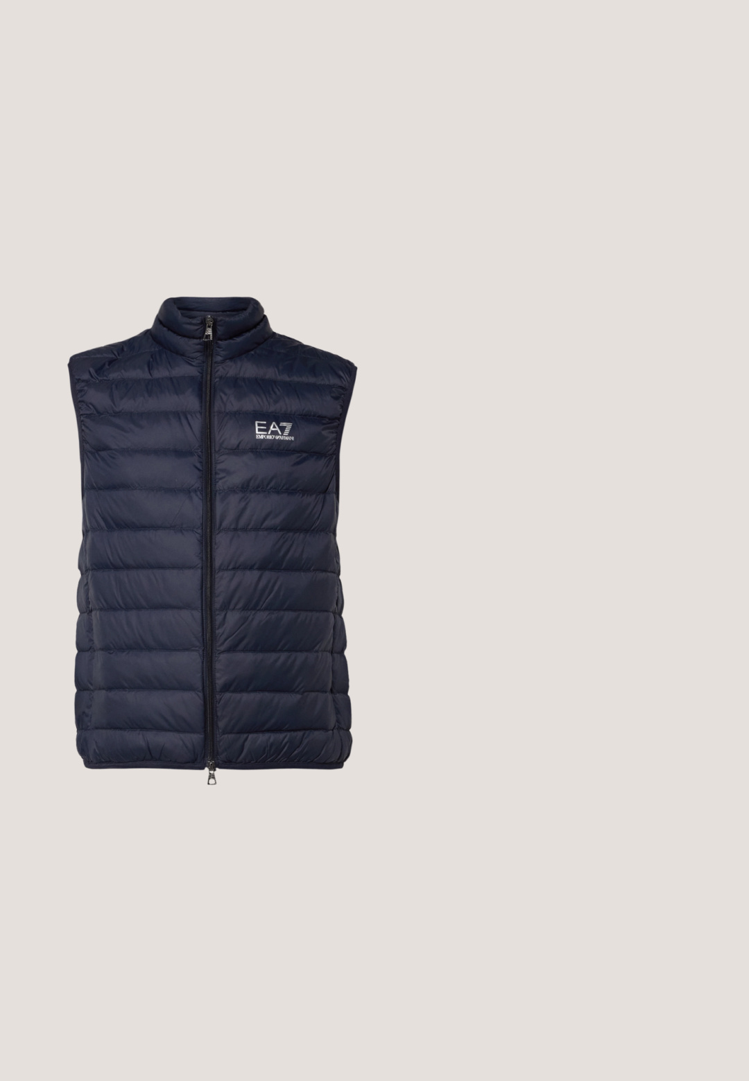 Gilet matelassé bleu marine avec un col haut, un design à côtes verticales et une fermeture éclair, arborant un logo sur la poitrine gauche.; Sweatshirt bleu marine en coton doux, avec un col rond, des manches longues et un petit logo EA7 blanc sur la poitrine.; Jean en denim bleu foncé avec une coupe droite, présentant des coutures orange contrastantes et cinq poches. Fermeture à bouton à la taille.; Sneaker blanche avec un dessus en cuir lisse, des lacets beige et un onglet de talon en daim beige texturé. Semelle surélevée pour une hauteur supplémentaire.; MARC JACOBS Lunettes de soleil - black; Trousse de toilette rectangulaire noire avec poche zippée à l'avant et petit patch logo, avec une poignée latérale.