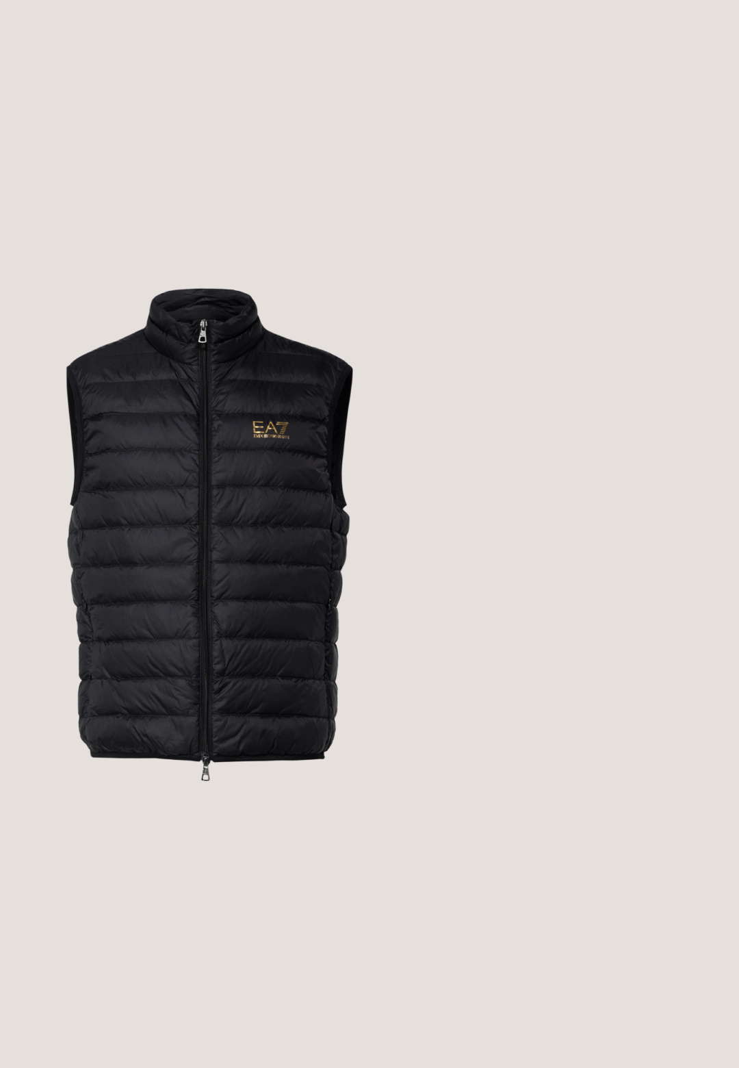 Gilet rembourré noir avec col haut, fermeture zippée sur le devant et logo doré. Présente des sections cousues pour l'isolation et une texture lisse.; T-shirt en coton noir avec un col ras du cou, affichant un design graphique blanc audacieux et usé sur la poitrine. Manches courtes.; Jeans en denim noir à coupe décontractée, avec des ourlets retroussés et une marque en relief sur l'ourlet. Design classique à cinq poches avec des coutures contrastées.; Baskets basses noires avec semelle blanche et languette grise au talon, vue de profil sur un fond blanc uni.; MARC JACOBS Lunettes de soleil - black; Sac banane en tissu noir avec fermeture éclair frontale et petite plaque métallique du logo au centre, présenté sur un fond uni.
