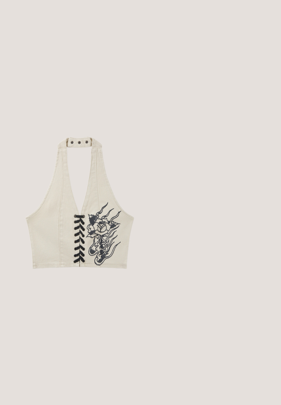 Beige halter-croptop med sort snørrelukning foran og sort blomstret flammedesign på højre side.; Kort jakke i mørkt stof med blomsterprint i guld og rust. Har lynlås foran, krave og to brystlommer.; Bredde ben bukser i slangeprint, med en blanding af grå, brun og beige nuancer, lavet af glat stof med en let glans.; Sort knæhøj støvle med en kraftig sål, der har sølvnitter og en dukke med rødt garnhår vedhæftet med en kæde på siden.; Lille denim skuldertaske med sølvnitter, dekorative spænder og røde perler og hjertevedhæng på fletede sidestrapser.; Tre-strenget halskæde med skiftende små hvide perler og sølv perler. En elegant metalspænde er synlig, hvilket giver et moderne præg.