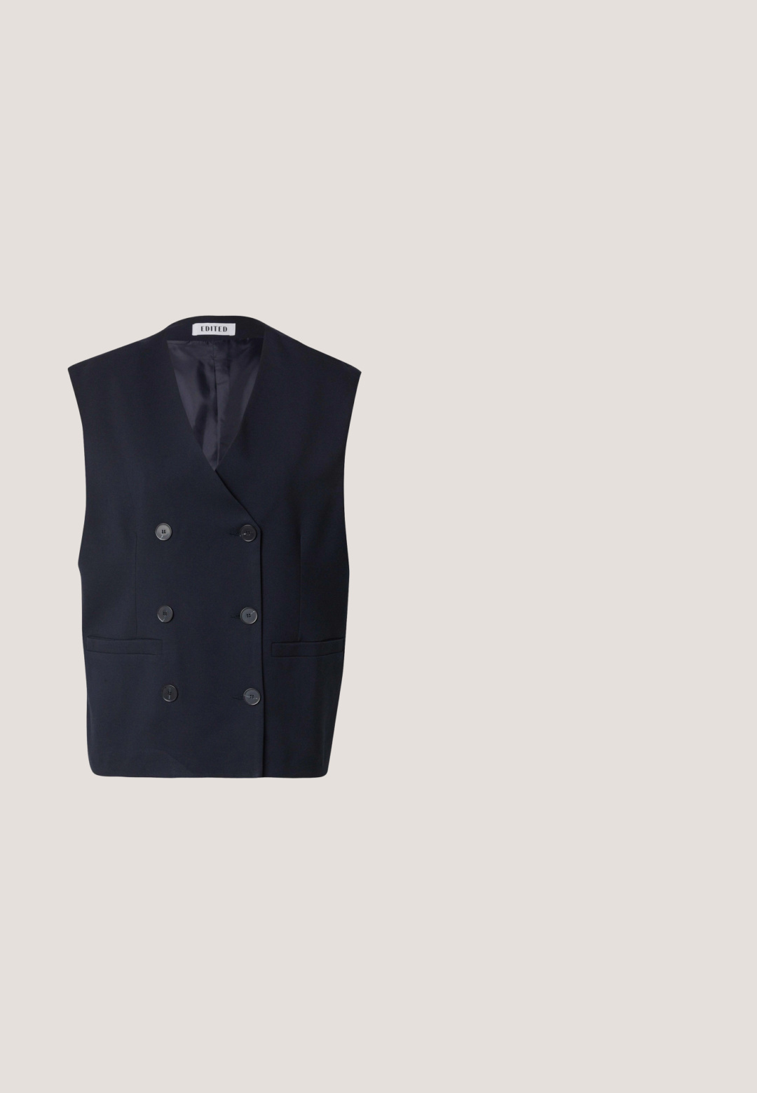 Navyblauw mouwloos dubbelgebreid vest met zes knopen en twee voorzakken, gevoerde binnenkant, gelabeld "EDITED" aan de binnenkant van de kraag.; Navy coltrui gemaakt van zachte stof met lange mouwen, voorzien van een slim fit ontwerp en een subtiele logo-detail aan de onderrand.; Zwarte broek met wijde pijpen, riemlussen, een naden detail aan de voorkant en een hoge taille, getoond tegen een witte achtergrond.; Marineblauwe hoge pump van soepel leer, met een spitse neus en een slanke hak. Eenvoudig ontwerp zonder extra versieringen.; Donkerblauwe leren crossbodytas met gouden sluiting en verstelbare schouderriem, rechthoekige vorm, gestructureerd oppervlak en detail van voorvak.; Delicaat armbandje met kleine donkerblauwe kraaltjes en gouden ronde tussenstukjes, met een gouden karabijnsluiting en een verstelbare ketting met bedel.