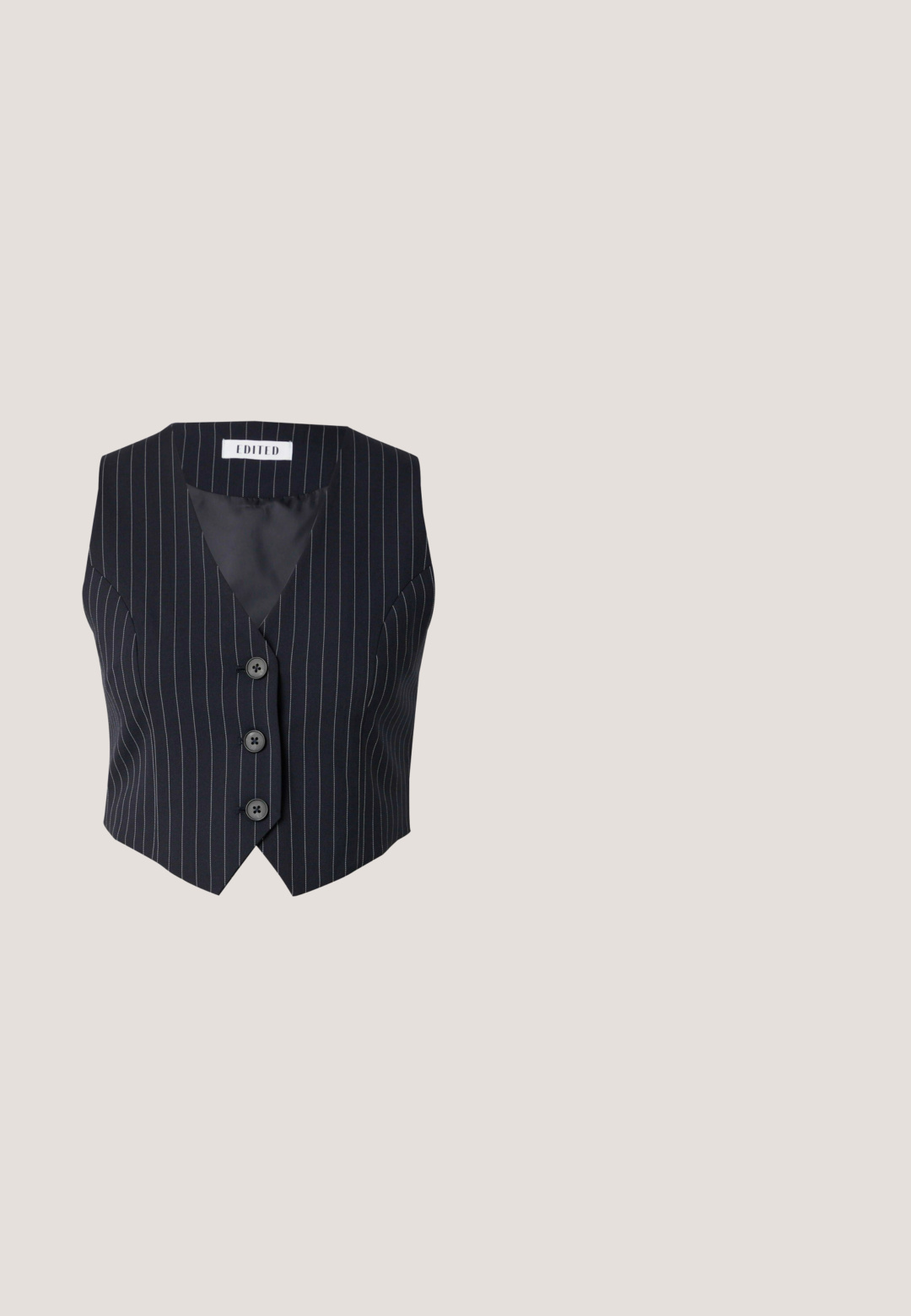 Zwarte mouwloze vest met witte verticale strepen, voorzien van een diepe V-hals, vijf knopen en een gestructureerde silhouet. Glad binnenvoering.; Gestreepte top met korte mouwen in wit en marineblauw. Heeft een hoge hals en een geribbelde structuur. Strak aansluitend ontwerp met horizontale strepen.; Marineblauwe wijde pantalon met voorplooien, ceintuurlussen en een hoge taille, getoond tegen een witte achtergrond.; Lage platform sneaker in marineblauw met witte chevrondetails, witte veters en een lichtbruine zool, merk Marco Tozzi.; Cateye-zonnebrillen met donkerblauwe acetaatkaders, gradient blauwe lenzen, een gestructureerde afwerking en een zilveren logo-accent aan de zijkant.; Donkerblauwe leren handtas met dubbele ronde handvatten, goudkleurige hardware en een afneembare schouderband. Beschikt over een gestructureerd oppervlak en een logo-detail.
