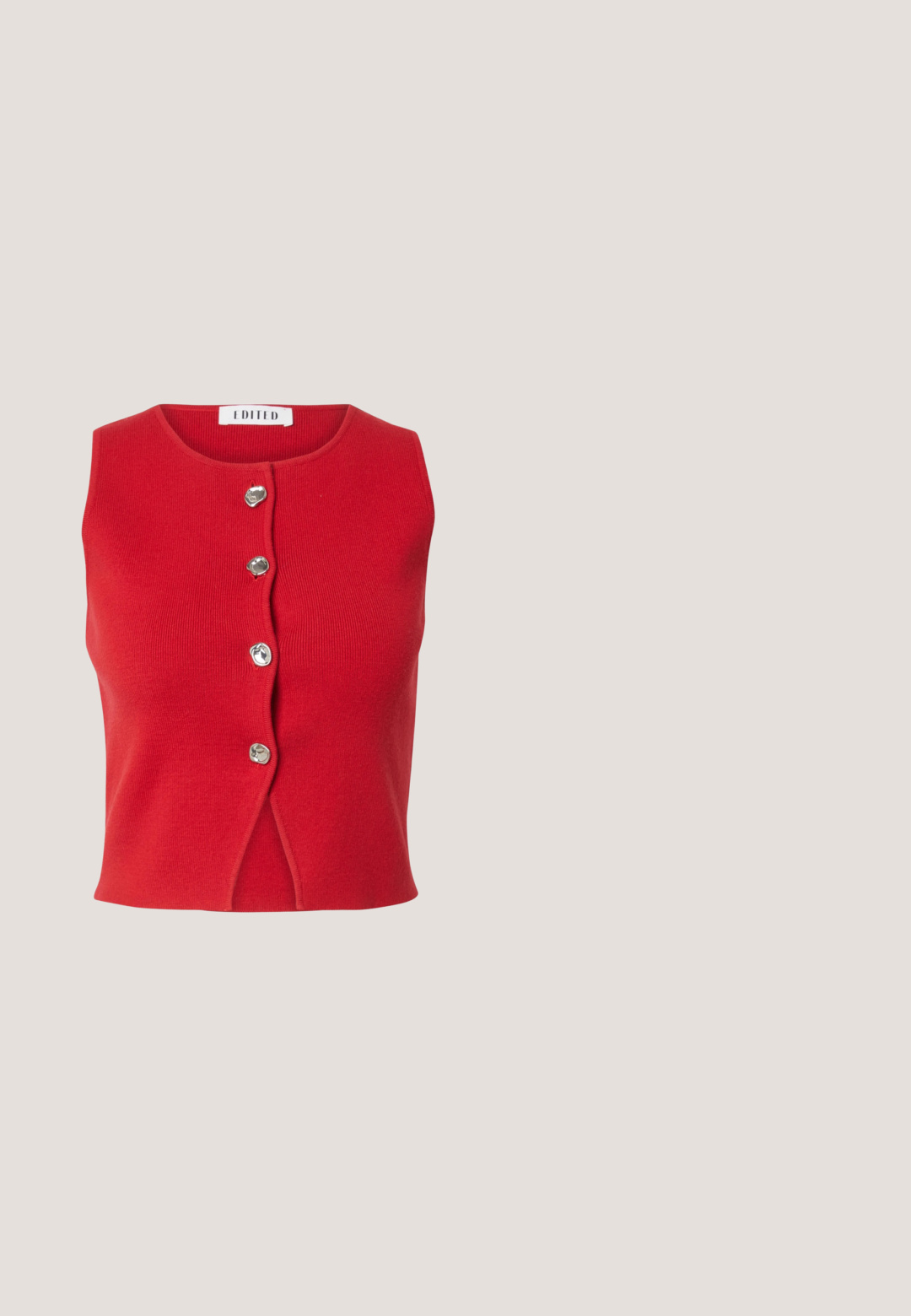 Rotes ärmelloses Stricktop mit rundem Ausschnitt und vier unregelmäßigen silbernen Knöpfen entlang der mittleren Vorderseite.; Rotes, kurzärmeliges Ripp-T-Shirt mit Rüschenkanten am Kragen, an den Ärmeln und am Saum, präsentiert auf weißem Hintergrund.; Helle blaue Jeanshose mit roter Kirschstickerei, weitem Bein, flachem Bund und Taschen.; Rote Satin Slingback-Pumps mit spitzem Zehenbereich und niedrigem Kitten-Heel. Mit einem kleinen Schleifenakzent auf der Oberseite. Glatte Textur.; Even&Odd by Zalando Kulturbeutel - red; ALDO PLAYFUL - Anhänger - red