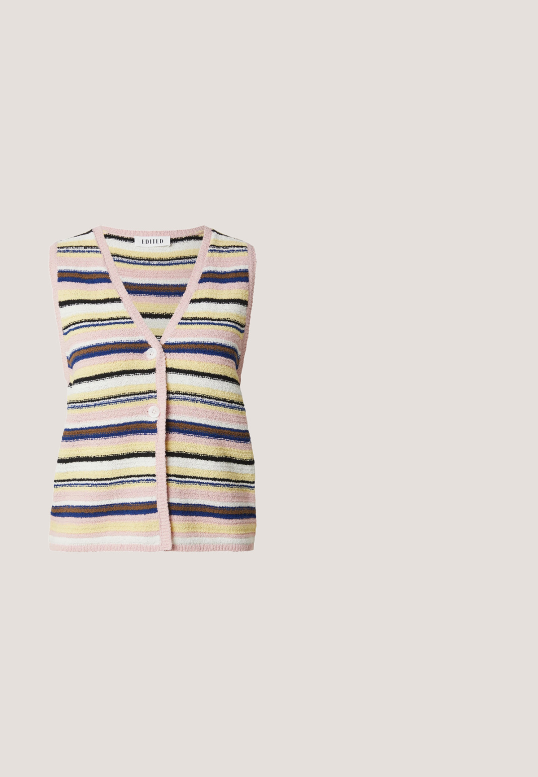 Mouwloos, geknoopt vest met roze rand met horizontale strepen in blauw, zwart, wit, geel en beige kleuren.; Roze geribbelde mouwloze tanktop met ronde halslijn en witte tekst "OH APRIL" gecentreerd aan de voorkant en op het binnenlabel.; Wijdvallende broek met verticale roze en oranje strepen en een bijpassende gestreepte tailleband, plat gelegd op een witte achtergrond.; Roze stoffen slidingsandalen met gevlochten details en rafelige randen, platte zool in lichtbruin, eenvoudig instapdesign.; Geweven mandentas met een ronde vorm in roze en crème kleuren, een ronde handgreep en een gestructureerd stro-achtig materiaal.; Armband van onregelmatige koraalroze kralen met vier gladde gouden ringen en een getextureerde gouden zeesterhanger in het midden.
