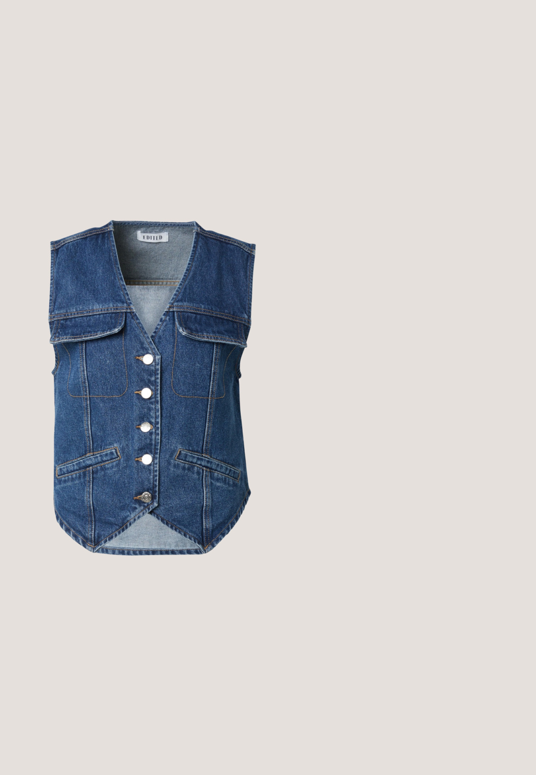 Donkerblauwe denimvest met een v-hals, vijfknopssluiting, twee borstzakken en twee zijzakken. Heeft denimstiksels en een gevormde zoom.; Gestreepte trui gemaakt van gebreide stof, met horizontale strepen in blauw en crèmekleur, voorzien van een geribde ronde hals en manchetten.; Donkerdenim jack met een kraag, knoopsluiting aan de voorkant, twee borstzakken en lange mouwen. Contrasterende stiksels overal.; Donkerblauwe denimshorts met knoop aan de voorkant, rits, riemlussen en ontwerp met vijf zakken, afgebeeld op een witte achtergrond.; Bruine suède sneaker met beige logostrepen, bijpassende veters en een textuurrijke gumzool, vanaf de zijkant weergegeven op een witte achtergrond.; Gouden oorbellen met een slanke, gebogen vorm met één verlengd en één rond ontwerp. Gladde, glanzende oppervlakte met een gepolijste afwerking.