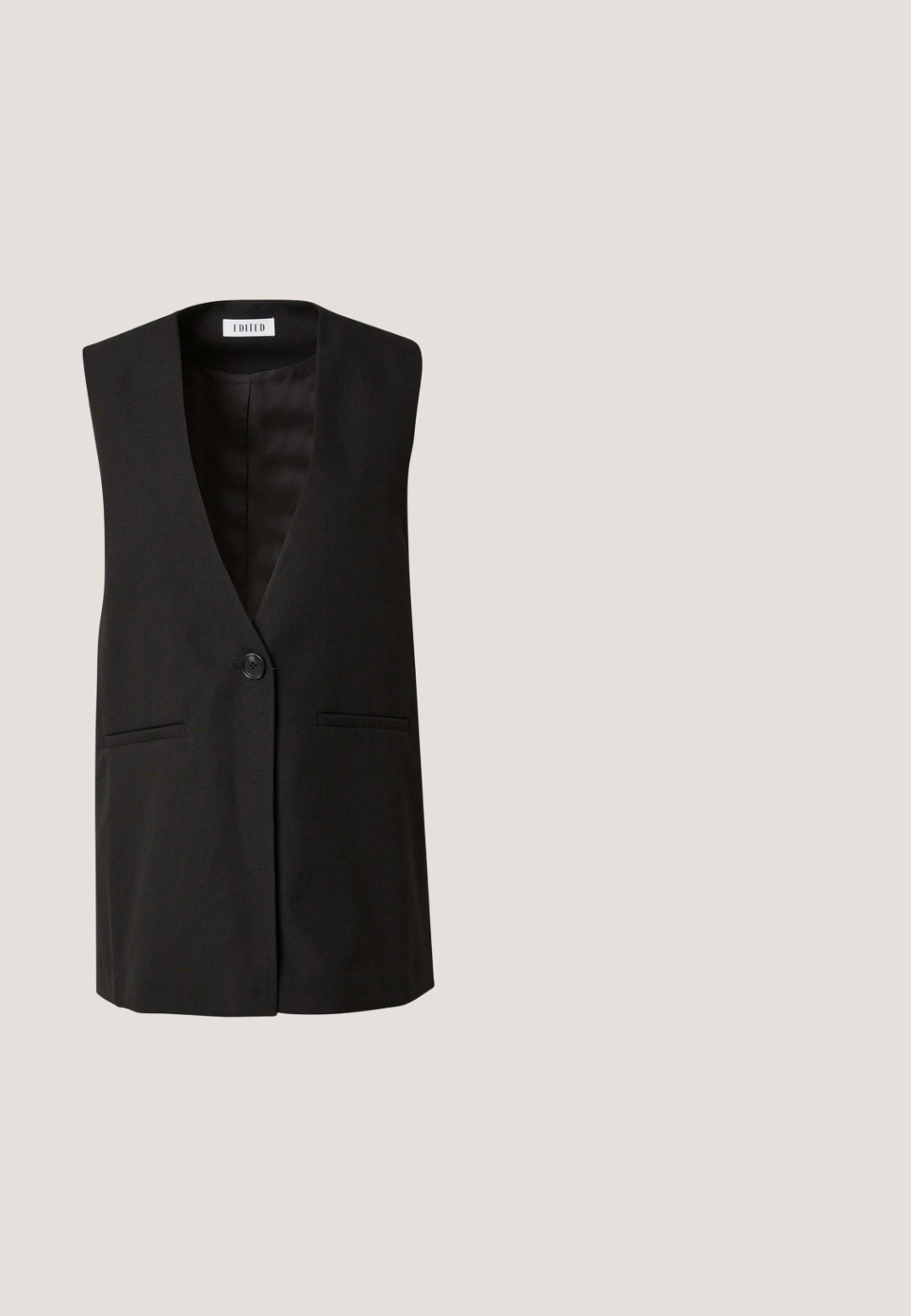 Zwarte mouwloze vest met een diepe V-hals, enkele knoopsluiting en twee voorzakken. Gemaakt van een gladde, gestructureerde stof.; Zwart strapless topje, gemaakt van gladde stof met een aansluitend ontwerp. De halslijn is recht en de zoom is keurig gestikt zonder patronen.; Zwarte wijde broek van zachte stof. Voorzien van een elastische tailleband met een trekkoord en twee zijzakken. Platte voorkant met plooien.; Zwarte suède slingback schoenen met hak, puntige neus en slanke hak. Soepele textuur met een minimalistisch ontwerp en uitgesneden detail.; Zwarte cat-eye zonnebril met donkere lenzen. Gemaakt van glanzend plastic, met een subtiele gouden accent op de brug van de bril. Gladde textuur en gedurfde vorm.; Zwarte leren tote bag met een gladde textuur, een zachte ronde bovenkant en brede handvatten. Kenmerkt zich door minimale stiksels en een slungelige silhouet.